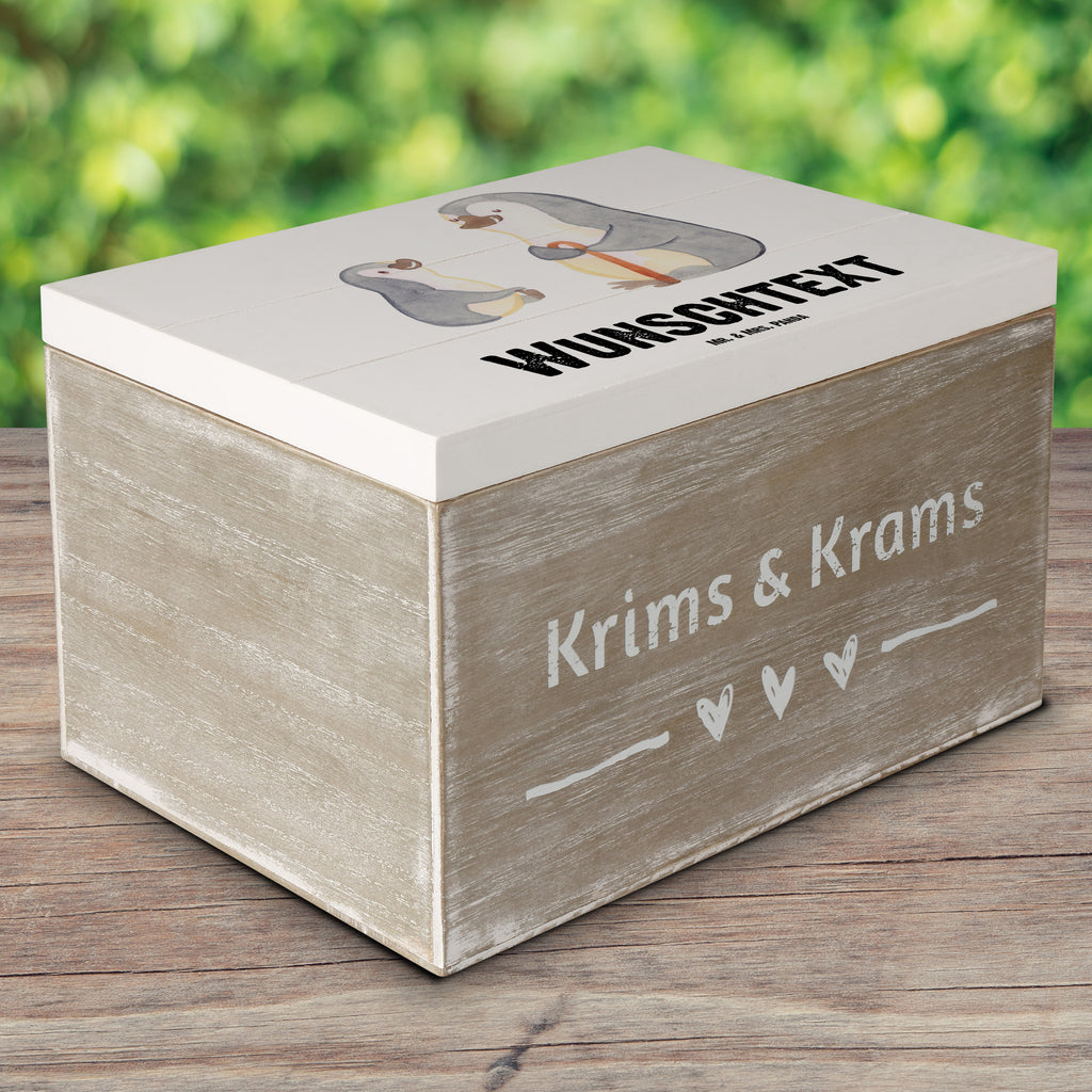 Personalisierte Holzkiste Pinguin Bester Großvater der Welt Holzkiste mit Namen, Kiste mit Namen, Schatzkiste mit Namen, Truhe mit Namen, Schatulle mit Namen, Erinnerungsbox mit Namen, Erinnerungskiste, mit Namen, Dekokiste mit Namen, Aufbewahrungsbox mit Namen, Holzkiste Personalisiert, Kiste Personalisiert, Schatzkiste Personalisiert, Truhe Personalisiert, Schatulle Personalisiert, Erinnerungsbox Personalisiert, Erinnerungskiste Personalisiert, Dekokiste Personalisiert, Aufbewahrungsbox Personalisiert, für, Dankeschön, Geschenk, Schenken, Geburtstag, Geburtstagsgeschenk, Geschenkidee, Danke, Bedanken, Mitbringsel, Freude machen, Geschenktipp, Großvater, Grossvater, Opa, Opi. Großpapa, Großeltern, enkel, Enkelin, Enkelkind, Kleinigkeit, Oppa, Oppi, Bester