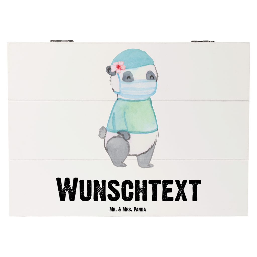 Personalisierte Holzkiste Chirurgin mit Herz Holzkiste mit Namen, Kiste mit Namen, Schatzkiste mit Namen, Truhe mit Namen, Schatulle mit Namen, Erinnerungsbox mit Namen, Erinnerungskiste, mit Namen, Dekokiste mit Namen, Aufbewahrungsbox mit Namen, Holzkiste Personalisiert, Kiste Personalisiert, Schatzkiste Personalisiert, Truhe Personalisiert, Schatulle Personalisiert, Erinnerungsbox Personalisiert, Erinnerungskiste Personalisiert, Dekokiste Personalisiert, Aufbewahrungsbox Personalisiert, Beruf, Ausbildung, Jubiläum, Abschied, Rente, Kollege, Kollegin, Geschenk, Schenken, Arbeitskollege, Mitarbeiter, Firma, Danke, Dankeschön, Chirurgin, Unfallchirurgini, Notfallchirurgin, Krankenhaus, Ärztin, Medizinerin