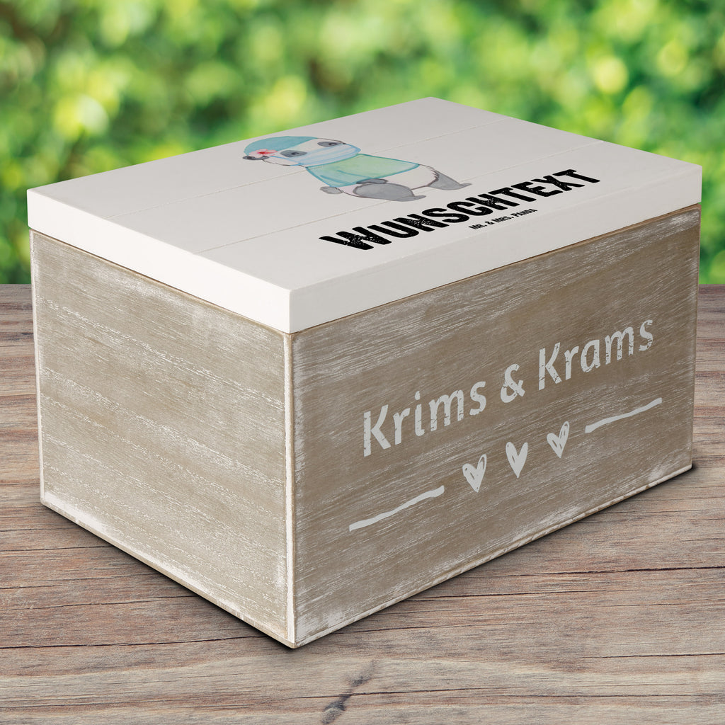 Personalisierte Holzkiste Chirurgin mit Herz Holzkiste mit Namen, Kiste mit Namen, Schatzkiste mit Namen, Truhe mit Namen, Schatulle mit Namen, Erinnerungsbox mit Namen, Erinnerungskiste, mit Namen, Dekokiste mit Namen, Aufbewahrungsbox mit Namen, Holzkiste Personalisiert, Kiste Personalisiert, Schatzkiste Personalisiert, Truhe Personalisiert, Schatulle Personalisiert, Erinnerungsbox Personalisiert, Erinnerungskiste Personalisiert, Dekokiste Personalisiert, Aufbewahrungsbox Personalisiert, Beruf, Ausbildung, Jubiläum, Abschied, Rente, Kollege, Kollegin, Geschenk, Schenken, Arbeitskollege, Mitarbeiter, Firma, Danke, Dankeschön, Chirurgin, Unfallchirurgini, Notfallchirurgin, Krankenhaus, Ärztin, Medizinerin