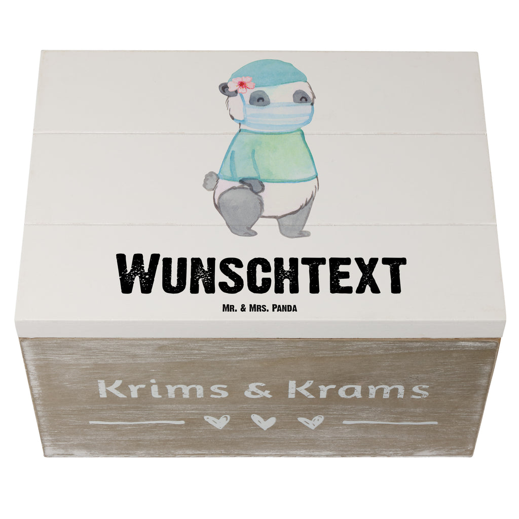 Personalisierte Holzkiste Chirurgin mit Herz Holzkiste mit Namen, Kiste mit Namen, Schatzkiste mit Namen, Truhe mit Namen, Schatulle mit Namen, Erinnerungsbox mit Namen, Erinnerungskiste, mit Namen, Dekokiste mit Namen, Aufbewahrungsbox mit Namen, Holzkiste Personalisiert, Kiste Personalisiert, Schatzkiste Personalisiert, Truhe Personalisiert, Schatulle Personalisiert, Erinnerungsbox Personalisiert, Erinnerungskiste Personalisiert, Dekokiste Personalisiert, Aufbewahrungsbox Personalisiert, Beruf, Ausbildung, Jubiläum, Abschied, Rente, Kollege, Kollegin, Geschenk, Schenken, Arbeitskollege, Mitarbeiter, Firma, Danke, Dankeschön, Chirurgin, Unfallchirurgini, Notfallchirurgin, Krankenhaus, Ärztin, Medizinerin