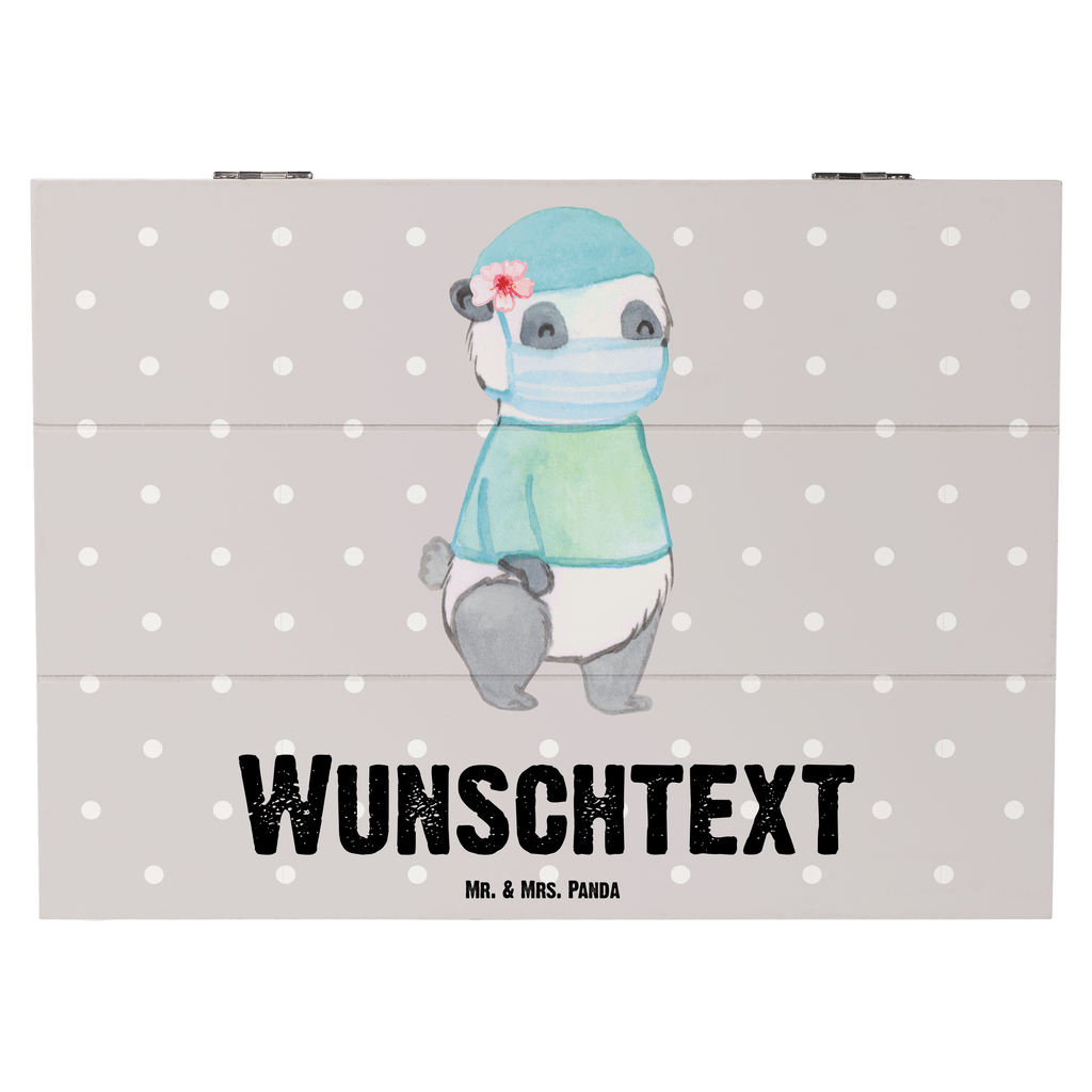 Personalisierte Holzkiste Chirurgin mit Herz Holzkiste mit Namen, Kiste mit Namen, Schatzkiste mit Namen, Truhe mit Namen, Schatulle mit Namen, Erinnerungsbox mit Namen, Erinnerungskiste, mit Namen, Dekokiste mit Namen, Aufbewahrungsbox mit Namen, Holzkiste Personalisiert, Kiste Personalisiert, Schatzkiste Personalisiert, Truhe Personalisiert, Schatulle Personalisiert, Erinnerungsbox Personalisiert, Erinnerungskiste Personalisiert, Dekokiste Personalisiert, Aufbewahrungsbox Personalisiert, Beruf, Ausbildung, Jubiläum, Abschied, Rente, Kollege, Kollegin, Geschenk, Schenken, Arbeitskollege, Mitarbeiter, Firma, Danke, Dankeschön, Chirurgin, Unfallchirurgini, Notfallchirurgin, Krankenhaus, Ärztin, Medizinerin