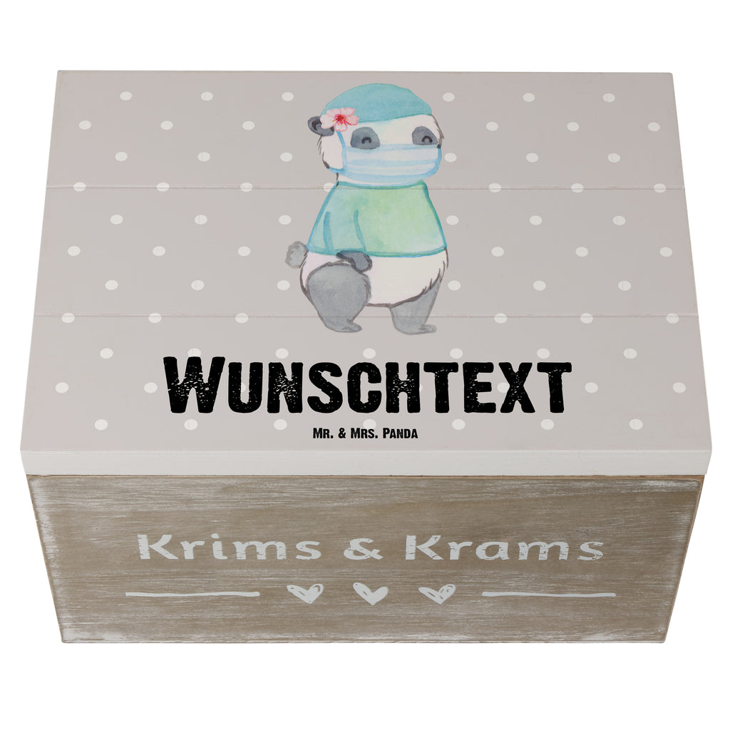 Personalisierte Holzkiste Chirurgin mit Herz Holzkiste mit Namen, Kiste mit Namen, Schatzkiste mit Namen, Truhe mit Namen, Schatulle mit Namen, Erinnerungsbox mit Namen, Erinnerungskiste, mit Namen, Dekokiste mit Namen, Aufbewahrungsbox mit Namen, Holzkiste Personalisiert, Kiste Personalisiert, Schatzkiste Personalisiert, Truhe Personalisiert, Schatulle Personalisiert, Erinnerungsbox Personalisiert, Erinnerungskiste Personalisiert, Dekokiste Personalisiert, Aufbewahrungsbox Personalisiert, Beruf, Ausbildung, Jubiläum, Abschied, Rente, Kollege, Kollegin, Geschenk, Schenken, Arbeitskollege, Mitarbeiter, Firma, Danke, Dankeschön, Chirurgin, Unfallchirurgini, Notfallchirurgin, Krankenhaus, Ärztin, Medizinerin