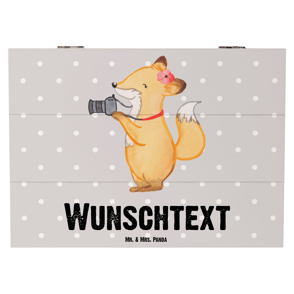 Personalisierte Holzkiste Fotografin mit Herz Holzkiste mit Namen, Kiste mit Namen, Schatzkiste mit Namen, Truhe mit Namen, Schatulle mit Namen, Erinnerungsbox mit Namen, Erinnerungskiste, mit Namen, Dekokiste mit Namen, Aufbewahrungsbox mit Namen, Holzkiste Personalisiert, Kiste Personalisiert, Schatzkiste Personalisiert, Truhe Personalisiert, Schatulle Personalisiert, Erinnerungsbox Personalisiert, Erinnerungskiste Personalisiert, Dekokiste Personalisiert, Aufbewahrungsbox Personalisiert, Beruf, Ausbildung, Jubiläum, Abschied, Rente, Kollege, Kollegin, Geschenk, Schenken, Arbeitskollege, Mitarbeiter, Firma, Danke, Dankeschön, Fotografin, Fotoreporterin, Hobbyfotografin, Hochzeitsfotografin, Fotografie, Profi Fotografin