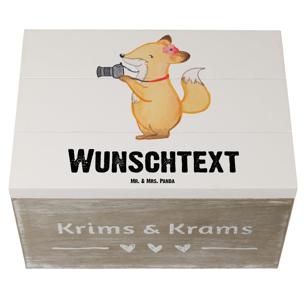Personalisierte Holzkiste Fotografin mit Herz Holzkiste mit Namen, Kiste mit Namen, Schatzkiste mit Namen, Truhe mit Namen, Schatulle mit Namen, Erinnerungsbox mit Namen, Erinnerungskiste, mit Namen, Dekokiste mit Namen, Aufbewahrungsbox mit Namen, Holzkiste Personalisiert, Kiste Personalisiert, Schatzkiste Personalisiert, Truhe Personalisiert, Schatulle Personalisiert, Erinnerungsbox Personalisiert, Erinnerungskiste Personalisiert, Dekokiste Personalisiert, Aufbewahrungsbox Personalisiert, Beruf, Ausbildung, Jubiläum, Abschied, Rente, Kollege, Kollegin, Geschenk, Schenken, Arbeitskollege, Mitarbeiter, Firma, Danke, Dankeschön, Fotografin, Fotoreporterin, Hobbyfotografin, Hochzeitsfotografin, Fotografie, Profi Fotografin