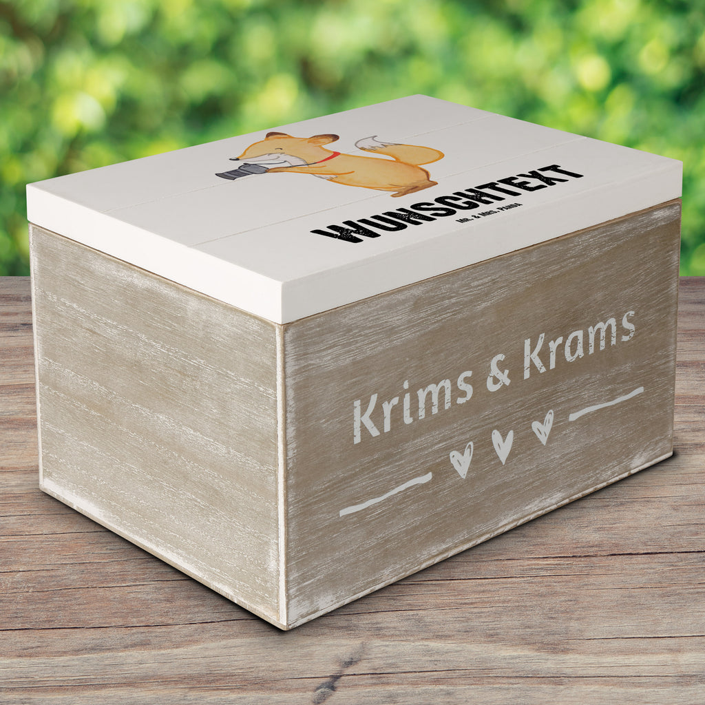 Personalisierte Holzkiste Fotograf mit Herz Holzkiste mit Namen, Kiste mit Namen, Schatzkiste mit Namen, Truhe mit Namen, Schatulle mit Namen, Erinnerungsbox mit Namen, Erinnerungskiste, mit Namen, Dekokiste mit Namen, Aufbewahrungsbox mit Namen, Holzkiste Personalisiert, Kiste Personalisiert, Schatzkiste Personalisiert, Truhe Personalisiert, Schatulle Personalisiert, Erinnerungsbox Personalisiert, Erinnerungskiste Personalisiert, Dekokiste Personalisiert, Aufbewahrungsbox Personalisiert, Beruf, Ausbildung, Jubiläum, Abschied, Rente, Kollege, Kollegin, Geschenk, Schenken, Arbeitskollege, Mitarbeiter, Firma, Danke, Dankeschön, Fotograf, Fotoreporter, Hobbyfotograf, Hochzeitsfotograf, Fotografie, Profi Fotograf