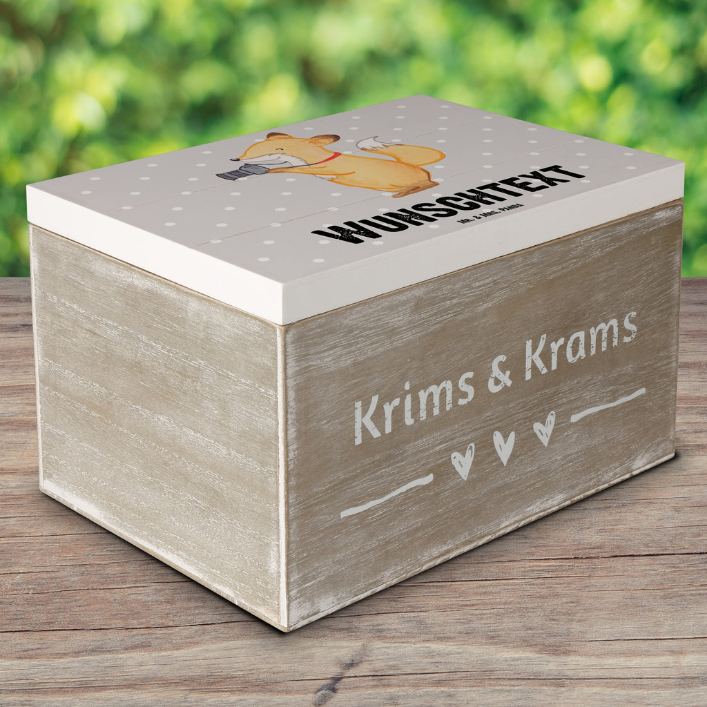 Personalisierte Holzkiste Fotograf mit Herz Holzkiste mit Namen, Kiste mit Namen, Schatzkiste mit Namen, Truhe mit Namen, Schatulle mit Namen, Erinnerungsbox mit Namen, Erinnerungskiste, mit Namen, Dekokiste mit Namen, Aufbewahrungsbox mit Namen, Holzkiste Personalisiert, Kiste Personalisiert, Schatzkiste Personalisiert, Truhe Personalisiert, Schatulle Personalisiert, Erinnerungsbox Personalisiert, Erinnerungskiste Personalisiert, Dekokiste Personalisiert, Aufbewahrungsbox Personalisiert, Beruf, Ausbildung, Jubiläum, Abschied, Rente, Kollege, Kollegin, Geschenk, Schenken, Arbeitskollege, Mitarbeiter, Firma, Danke, Dankeschön, Fotograf, Fotoreporter, Hobbyfotograf, Hochzeitsfotograf, Fotografie, Profi Fotograf
