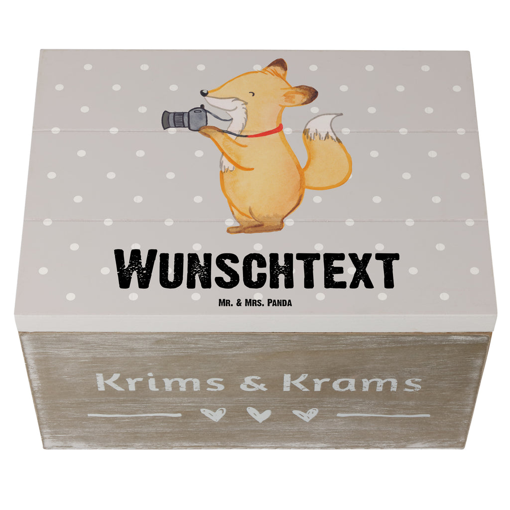 Personalisierte Holzkiste Fotograf mit Herz Holzkiste mit Namen, Kiste mit Namen, Schatzkiste mit Namen, Truhe mit Namen, Schatulle mit Namen, Erinnerungsbox mit Namen, Erinnerungskiste, mit Namen, Dekokiste mit Namen, Aufbewahrungsbox mit Namen, Holzkiste Personalisiert, Kiste Personalisiert, Schatzkiste Personalisiert, Truhe Personalisiert, Schatulle Personalisiert, Erinnerungsbox Personalisiert, Erinnerungskiste Personalisiert, Dekokiste Personalisiert, Aufbewahrungsbox Personalisiert, Beruf, Ausbildung, Jubiläum, Abschied, Rente, Kollege, Kollegin, Geschenk, Schenken, Arbeitskollege, Mitarbeiter, Firma, Danke, Dankeschön, Fotograf, Fotoreporter, Hobbyfotograf, Hochzeitsfotograf, Fotografie, Profi Fotograf