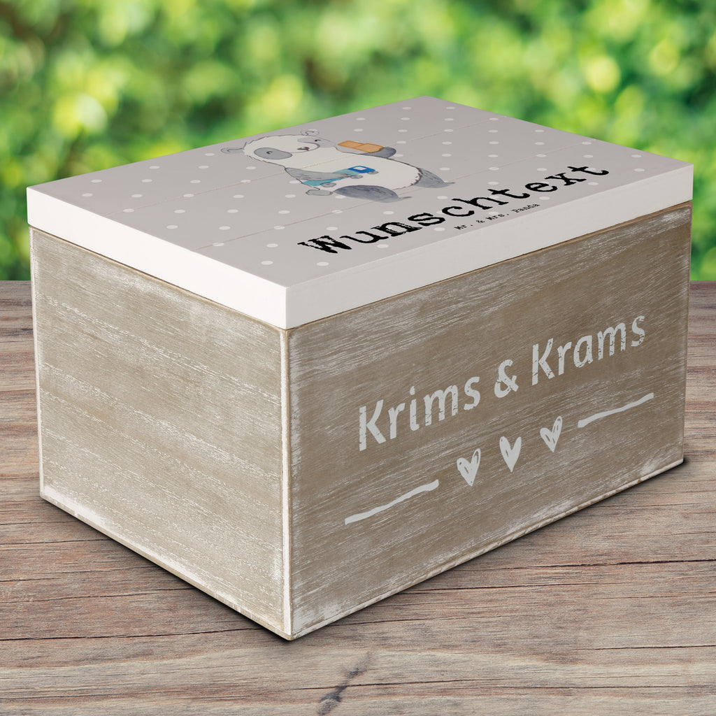 Personalisierte Holzkiste Möbelpacker mit Herz Holzkiste mit Namen, Kiste mit Namen, Schatzkiste mit Namen, Truhe mit Namen, Schatulle mit Namen, Erinnerungsbox mit Namen, Erinnerungskiste, mit Namen, Dekokiste mit Namen, Aufbewahrungsbox mit Namen, Holzkiste Personalisiert, Kiste Personalisiert, Schatzkiste Personalisiert, Truhe Personalisiert, Schatulle Personalisiert, Erinnerungsbox Personalisiert, Erinnerungskiste Personalisiert, Dekokiste Personalisiert, Aufbewahrungsbox Personalisiert, Beruf, Ausbildung, Jubiläum, Abschied, Rente, Kollege, Kollegin, Geschenk, Schenken, Arbeitskollege, Mitarbeiter, Firma, Danke, Dankeschön, Möbelpacker, Umzugshelfer, Umzugsfirma, Umzugsservice