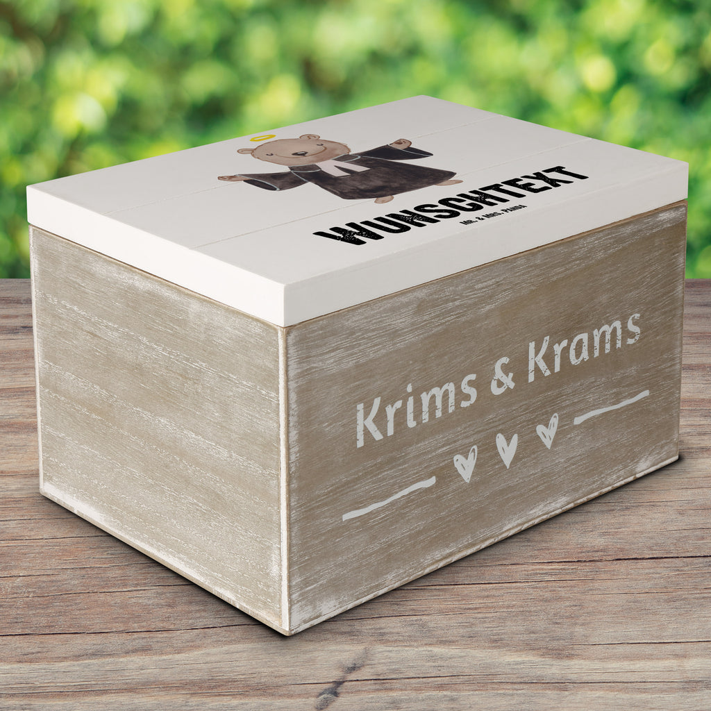 Personalisierte Holzkiste Pfarrer mit Herz Holzkiste mit Namen, Kiste mit Namen, Schatzkiste mit Namen, Truhe mit Namen, Schatulle mit Namen, Erinnerungsbox mit Namen, Erinnerungskiste, mit Namen, Dekokiste mit Namen, Aufbewahrungsbox mit Namen, Holzkiste Personalisiert, Kiste Personalisiert, Schatzkiste Personalisiert, Truhe Personalisiert, Schatulle Personalisiert, Erinnerungsbox Personalisiert, Erinnerungskiste Personalisiert, Dekokiste Personalisiert, Aufbewahrungsbox Personalisiert, Beruf, Ausbildung, Jubiläum, Abschied, Rente, Kollege, Kollegin, Geschenk, Schenken, Arbeitskollege, Mitarbeiter, Firma, Danke, Dankeschön, Pastor, Diener Gottes<br />Geistlicher, Pfarrer, Prediger<br />Priester, Theologe, Kirche