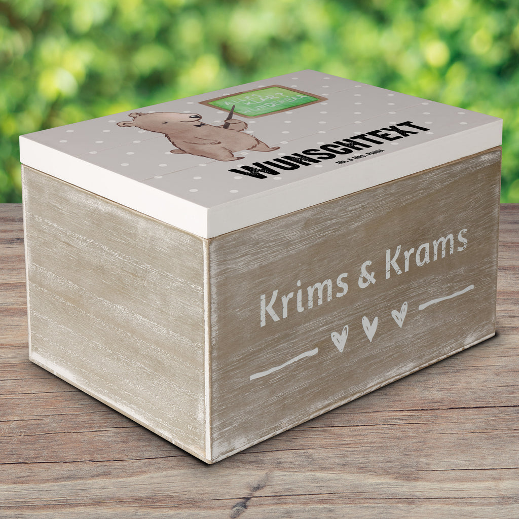 Personalisierte Holzkiste Dozent mit Herz Holzkiste mit Namen, Kiste mit Namen, Schatzkiste mit Namen, Truhe mit Namen, Schatulle mit Namen, Erinnerungsbox mit Namen, Erinnerungskiste, mit Namen, Dekokiste mit Namen, Aufbewahrungsbox mit Namen, Holzkiste Personalisiert, Kiste Personalisiert, Schatzkiste Personalisiert, Truhe Personalisiert, Schatulle Personalisiert, Erinnerungsbox Personalisiert, Erinnerungskiste Personalisiert, Dekokiste Personalisiert, Aufbewahrungsbox Personalisiert, Beruf, Ausbildung, Jubiläum, Abschied, Rente, Kollege, Kollegin, Geschenk, Schenken, Arbeitskollege, Mitarbeiter, Firma, Danke, Dankeschön, Dozent, Professor, Universität, Vorlesung, Tutor, Akademiker, Uni, Unterricht