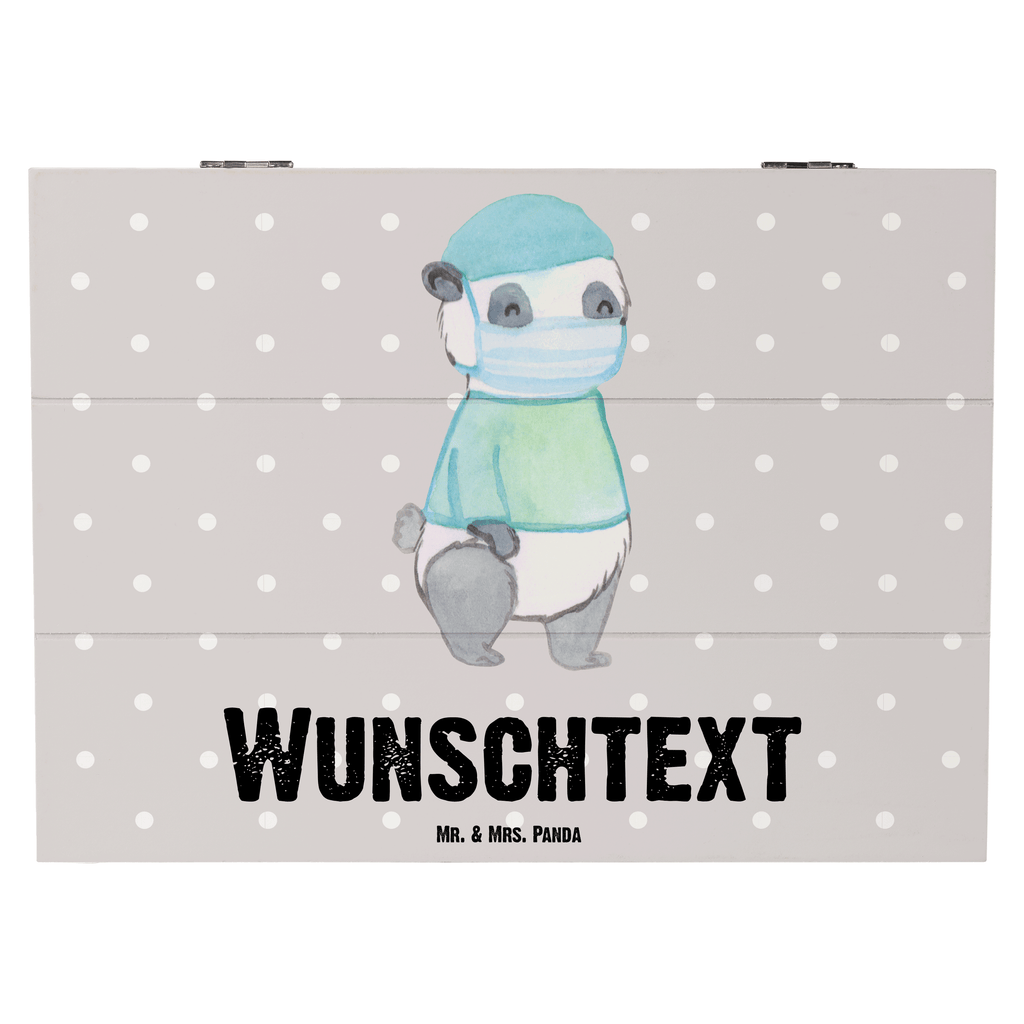 Personalisierte Holzkiste Chirurg mit Herz Holzkiste mit Namen, Kiste mit Namen, Schatzkiste mit Namen, Truhe mit Namen, Schatulle mit Namen, Erinnerungsbox mit Namen, Erinnerungskiste, mit Namen, Dekokiste mit Namen, Aufbewahrungsbox mit Namen, Holzkiste Personalisiert, Kiste Personalisiert, Schatzkiste Personalisiert, Truhe Personalisiert, Schatulle Personalisiert, Erinnerungsbox Personalisiert, Erinnerungskiste Personalisiert, Dekokiste Personalisiert, Aufbewahrungsbox Personalisiert, Beruf, Ausbildung, Jubiläum, Abschied, Rente, Kollege, Kollegin, Geschenk, Schenken, Arbeitskollege, Mitarbeiter, Firma, Danke, Dankeschön, Chirurg, Unfallchirurg, Notfallchirurg, Krankenhaus, Arzt, Mediziner