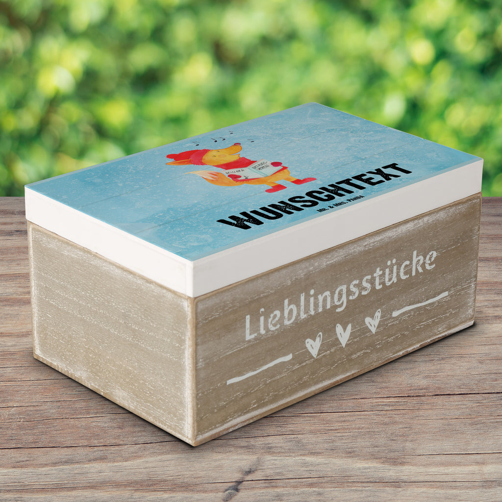Personalisierte Holzkiste Fuchs Sänger Holzkiste mit Namen, Kiste mit Namen, Schatzkiste mit Namen, Truhe mit Namen, Schatulle mit Namen, Erinnerungsbox mit Namen, Erinnerungskiste, mit Namen, Dekokiste mit Namen, Aufbewahrungsbox mit Namen, Holzkiste Personalisiert, Kiste Personalisiert, Schatzkiste Personalisiert, Truhe Personalisiert, Schatulle Personalisiert, Erinnerungsbox Personalisiert, Erinnerungskiste Personalisiert, Dekokiste Personalisiert, Aufbewahrungsbox Personalisiert, Winter, Weihnachten, Weihnachtsdeko, Nikolaus, Advent, Heiligabend, Wintermotiv, Fuchs, Füchse, Sänger, Geschenk Sänger, Singen, Weihnachtslieder