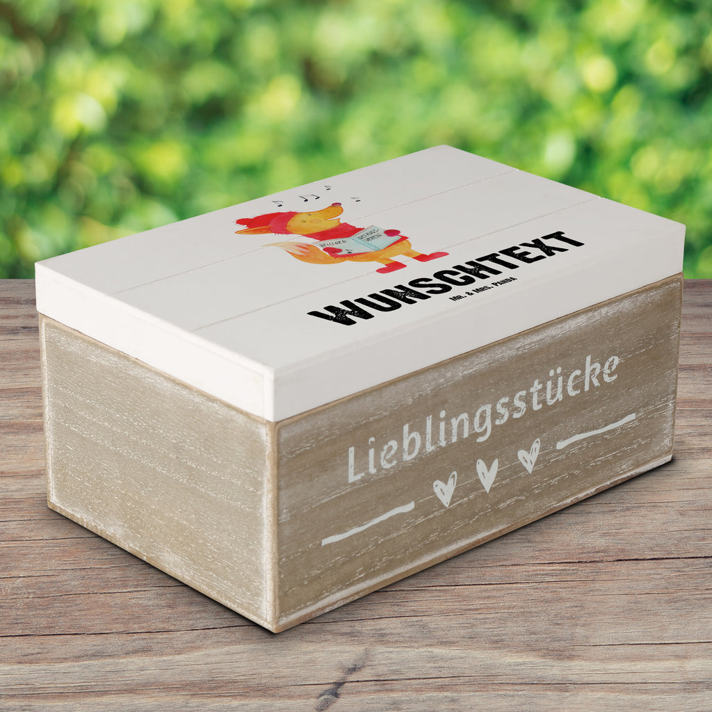 Personalisierte Holzkiste Fuchs Sänger Holzkiste mit Namen, Kiste mit Namen, Schatzkiste mit Namen, Truhe mit Namen, Schatulle mit Namen, Erinnerungsbox mit Namen, Erinnerungskiste, mit Namen, Dekokiste mit Namen, Aufbewahrungsbox mit Namen, Holzkiste Personalisiert, Kiste Personalisiert, Schatzkiste Personalisiert, Truhe Personalisiert, Schatulle Personalisiert, Erinnerungsbox Personalisiert, Erinnerungskiste Personalisiert, Dekokiste Personalisiert, Aufbewahrungsbox Personalisiert, Winter, Weihnachten, Weihnachtsdeko, Nikolaus, Advent, Heiligabend, Wintermotiv, Fuchs, Füchse, Sänger, Geschenk Sänger, Singen, Weihnachtslieder
