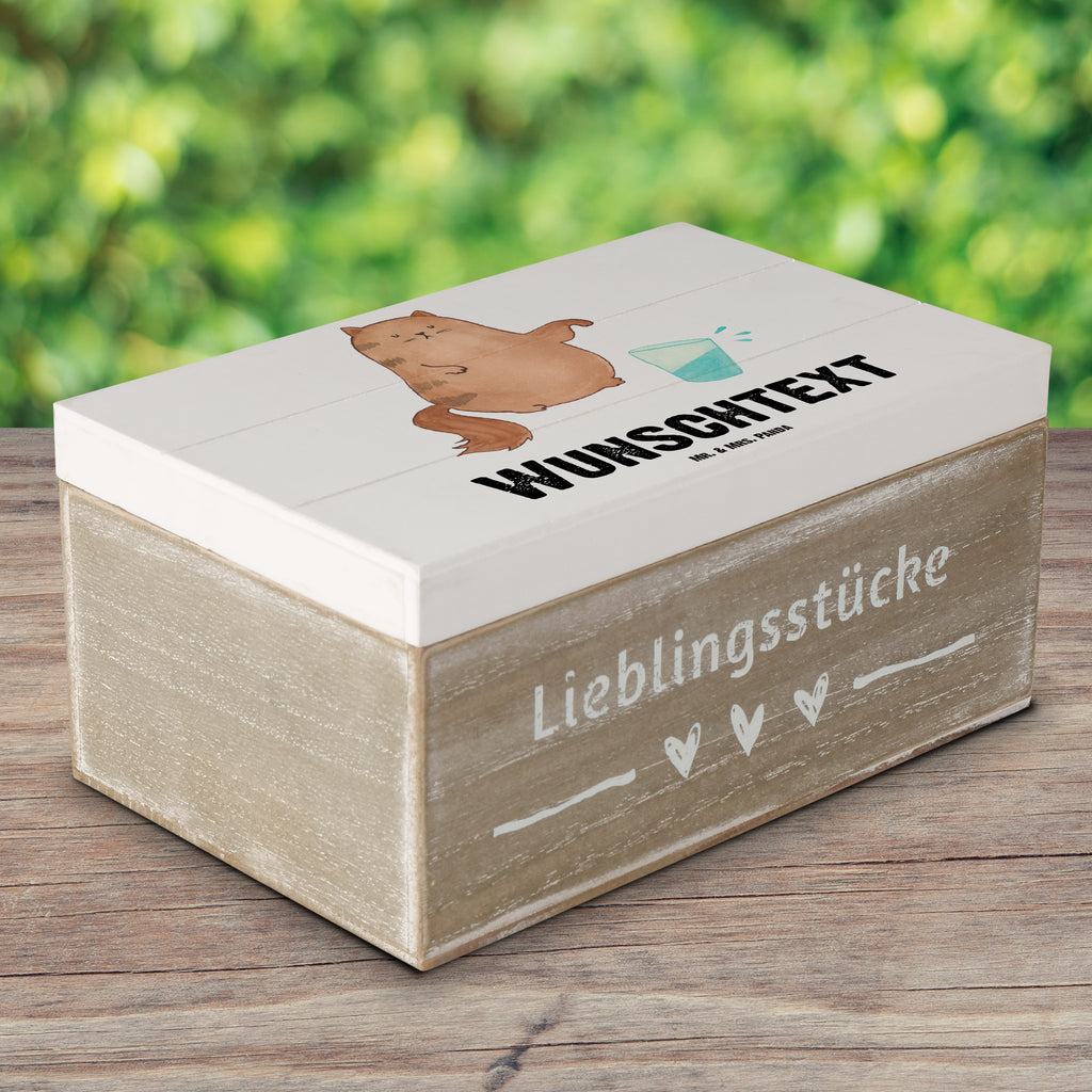 Personalisierte Holzkiste Katze Wasserglas Holzkiste mit Namen, Kiste mit Namen, Schatzkiste mit Namen, Truhe mit Namen, Schatulle mit Namen, Erinnerungsbox mit Namen, Erinnerungskiste, mit Namen, Dekokiste mit Namen, Aufbewahrungsbox mit Namen, Holzkiste Personalisiert, Kiste Personalisiert, Schatzkiste Personalisiert, Truhe Personalisiert, Schatulle Personalisiert, Erinnerungsbox Personalisiert, Erinnerungskiste Personalisiert, Dekokiste Personalisiert, Aufbewahrungsbox Personalisiert, Katze, Katzenmotiv, Katzenfan, Katzendeko, Katzenfreund, Katzenliebhaber, Katzenprodukte, Katzenartikel, Katzenaccessoires, Katzensouvenirs, Katzenliebhaberprodukte, Katzenmotive, Katzen, Kater, Mietze, Cat, Cats, Katzenhalter, Katzenbesitzerin, Haustier, Wasser, Glas
