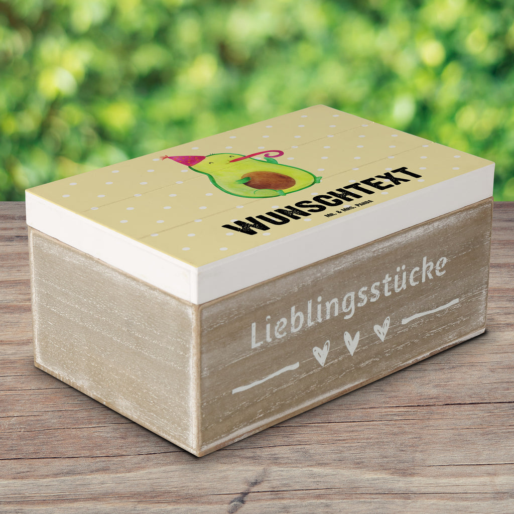 Personalisierte Holzkiste Avocado Partyhupe Holzkiste mit Namen, Kiste mit Namen, Schatzkiste mit Namen, Truhe mit Namen, Schatulle mit Namen, Erinnerungsbox mit Namen, Erinnerungskiste, mit Namen, Dekokiste mit Namen, Aufbewahrungsbox mit Namen, Holzkiste Personalisiert, Kiste Personalisiert, Schatzkiste Personalisiert, Truhe Personalisiert, Schatulle Personalisiert, Erinnerungsbox Personalisiert, Erinnerungskiste Personalisiert, Dekokiste Personalisiert, Aufbewahrungsbox Personalisiert, Avocado, Veggie, Vegan, Gesund, Party, Feierlichkeit, Feier, Fete, Geburtstag, Gute Laune, Tröte