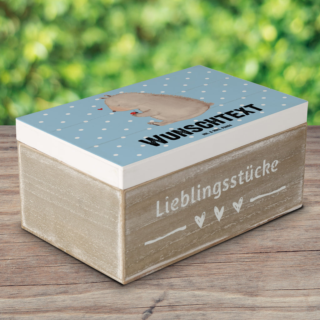 Personalisierte Holzkiste Bär mit Marienkäfer Holzkiste mit Namen, Kiste mit Namen, Schatzkiste mit Namen, Truhe mit Namen, Schatulle mit Namen, Erinnerungsbox mit Namen, Erinnerungskiste, mit Namen, Dekokiste mit Namen, Aufbewahrungsbox mit Namen, Holzkiste Personalisiert, Kiste Personalisiert, Schatzkiste Personalisiert, Truhe Personalisiert, Schatulle Personalisiert, Erinnerungsbox Personalisiert, Erinnerungskiste Personalisiert, Dekokiste Personalisiert, Aufbewahrungsbox Personalisiert, Bär, Teddy, Teddybär, Marienkäfer, Liebe, Freiheit, Motivation, Das Leben ist schön
