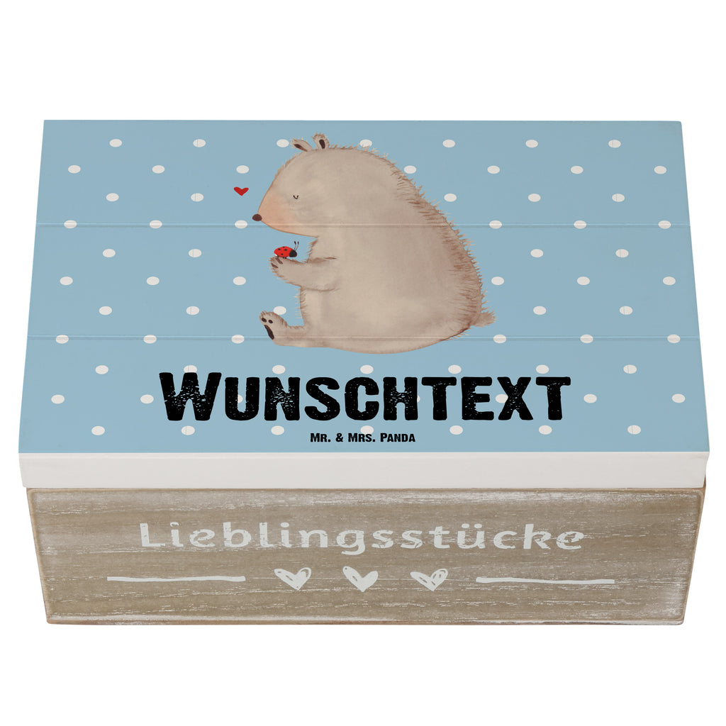 Personalisierte Holzkiste Bär mit Marienkäfer Holzkiste mit Namen, Kiste mit Namen, Schatzkiste mit Namen, Truhe mit Namen, Schatulle mit Namen, Erinnerungsbox mit Namen, Erinnerungskiste, mit Namen, Dekokiste mit Namen, Aufbewahrungsbox mit Namen, Holzkiste Personalisiert, Kiste Personalisiert, Schatzkiste Personalisiert, Truhe Personalisiert, Schatulle Personalisiert, Erinnerungsbox Personalisiert, Erinnerungskiste Personalisiert, Dekokiste Personalisiert, Aufbewahrungsbox Personalisiert, Bär, Teddy, Teddybär, Marienkäfer, Liebe, Freiheit, Motivation, Das Leben ist schön