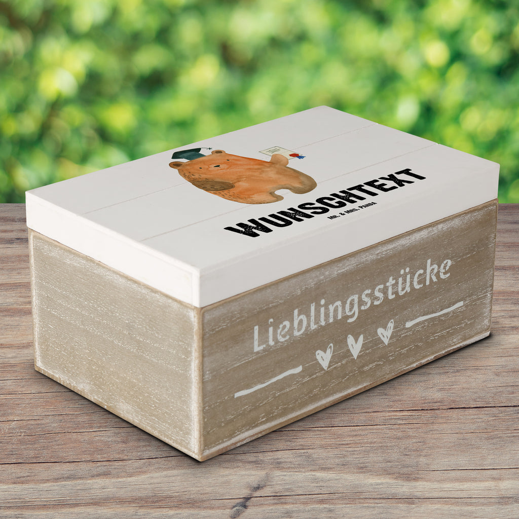 Personalisierte Holzkiste Prüfungsbär Holzkiste mit Namen, Kiste mit Namen, Schatzkiste mit Namen, Truhe mit Namen, Schatulle mit Namen, Erinnerungsbox mit Namen, Erinnerungskiste, mit Namen, Dekokiste mit Namen, Aufbewahrungsbox mit Namen, Holzkiste Personalisiert, Kiste Personalisiert, Schatzkiste Personalisiert, Truhe Personalisiert, Schatulle Personalisiert, Erinnerungsbox Personalisiert, Erinnerungskiste Personalisiert, Dekokiste Personalisiert, Aufbewahrungsbox Personalisiert, Bär, Teddy, Teddybär, Abitur, Prüfungen, Prüfung bestanden, Abschluss, Zeugnis, Abschlusszeugnis