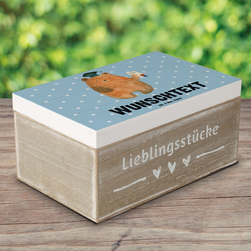 Personalisierte Holzkiste Prüfungsbär Holzkiste mit Namen, Kiste mit Namen, Schatzkiste mit Namen, Truhe mit Namen, Schatulle mit Namen, Erinnerungsbox mit Namen, Erinnerungskiste, mit Namen, Dekokiste mit Namen, Aufbewahrungsbox mit Namen, Holzkiste Personalisiert, Kiste Personalisiert, Schatzkiste Personalisiert, Truhe Personalisiert, Schatulle Personalisiert, Erinnerungsbox Personalisiert, Erinnerungskiste Personalisiert, Dekokiste Personalisiert, Aufbewahrungsbox Personalisiert, Bär, Teddy, Teddybär, Abitur, Prüfungen, Prüfung bestanden, Abschluss, Zeugnis, Abschlusszeugnis