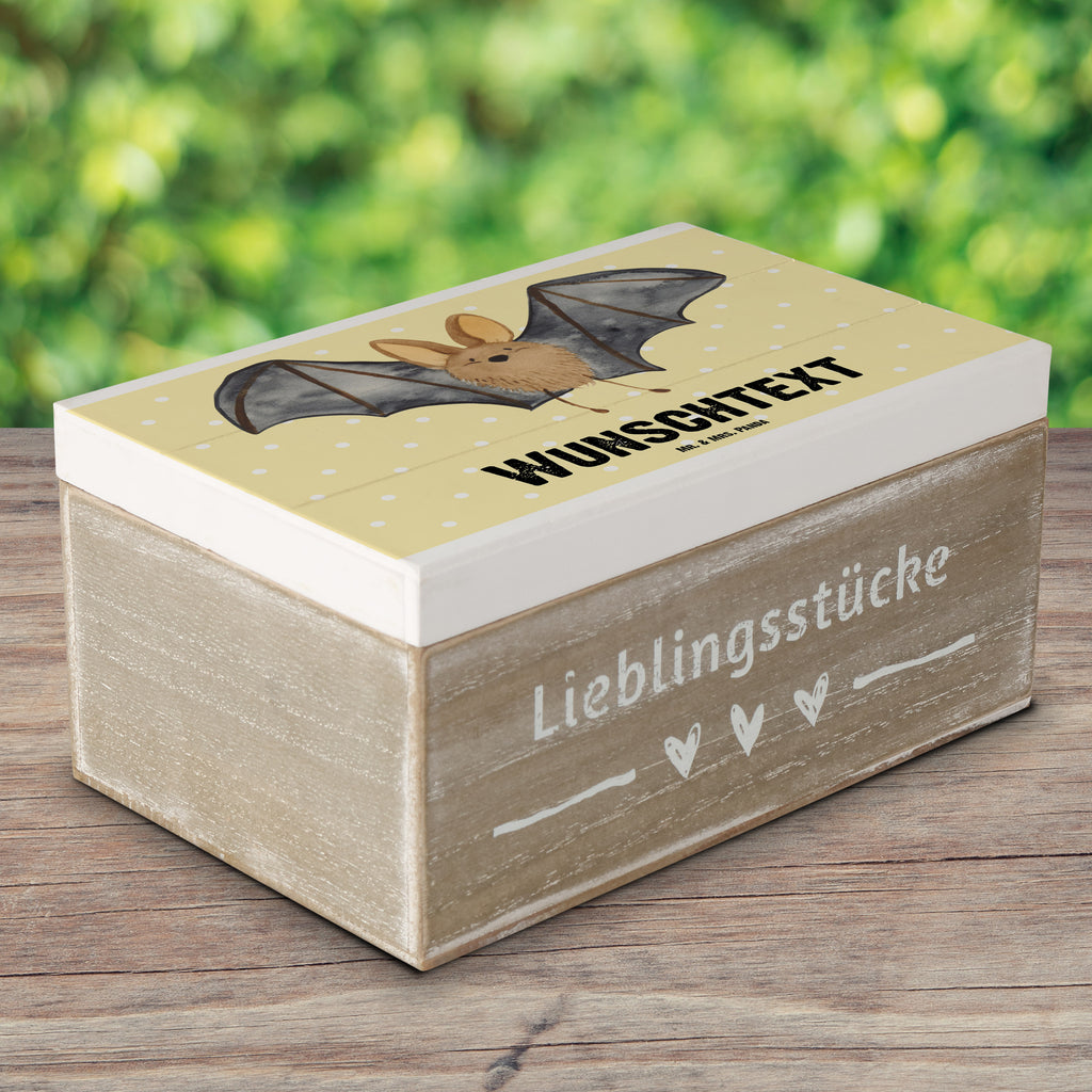 Personalisierte Holzkiste Fledermaus Flügel Holzkiste mit Namen, Kiste mit Namen, Schatzkiste mit Namen, Truhe mit Namen, Schatulle mit Namen, Erinnerungsbox mit Namen, Erinnerungskiste, mit Namen, Dekokiste mit Namen, Aufbewahrungsbox mit Namen, Holzkiste Personalisiert, Kiste Personalisiert, Schatzkiste Personalisiert, Truhe Personalisiert, Schatulle Personalisiert, Erinnerungsbox Personalisiert, Erinnerungskiste Personalisiert, Dekokiste Personalisiert, Aufbewahrungsbox Personalisiert, süße Tiermotive, gute Laune, lustige Sprüche, Tiere