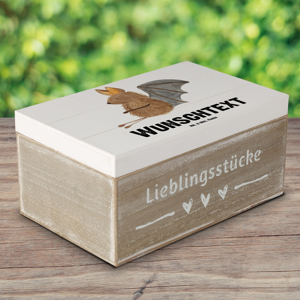 Personalisierte Holzkiste Fledermaus sitzend Holzkiste mit Namen, Kiste mit Namen, Schatzkiste mit Namen, Truhe mit Namen, Schatulle mit Namen, Erinnerungsbox mit Namen, Erinnerungskiste, mit Namen, Dekokiste mit Namen, Aufbewahrungsbox mit Namen, Holzkiste Personalisiert, Kiste Personalisiert, Schatzkiste Personalisiert, Truhe Personalisiert, Schatulle Personalisiert, Erinnerungsbox Personalisiert, Erinnerungskiste Personalisiert, Dekokiste Personalisiert, Aufbewahrungsbox Personalisiert, süße Tiermotive, gute Laune, lustige Sprüche, Tiere, Fledermaus, Fledermäuse, Motivation, entspannen