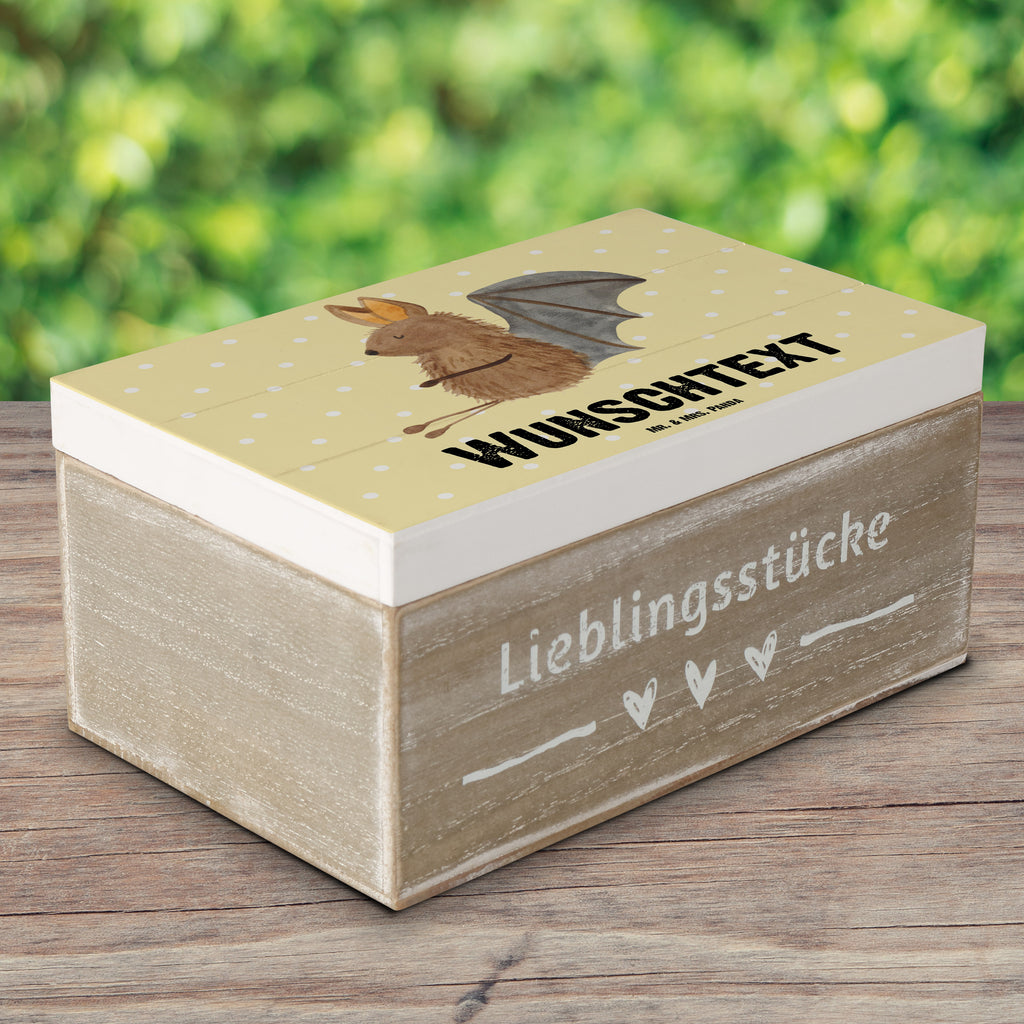 Personalisierte Holzkiste Fledermaus sitzend Holzkiste mit Namen, Kiste mit Namen, Schatzkiste mit Namen, Truhe mit Namen, Schatulle mit Namen, Erinnerungsbox mit Namen, Erinnerungskiste, mit Namen, Dekokiste mit Namen, Aufbewahrungsbox mit Namen, Holzkiste Personalisiert, Kiste Personalisiert, Schatzkiste Personalisiert, Truhe Personalisiert, Schatulle Personalisiert, Erinnerungsbox Personalisiert, Erinnerungskiste Personalisiert, Dekokiste Personalisiert, Aufbewahrungsbox Personalisiert, süße Tiermotive, gute Laune, lustige Sprüche, Tiere, Fledermaus, Fledermäuse, Motivation, entspannen
