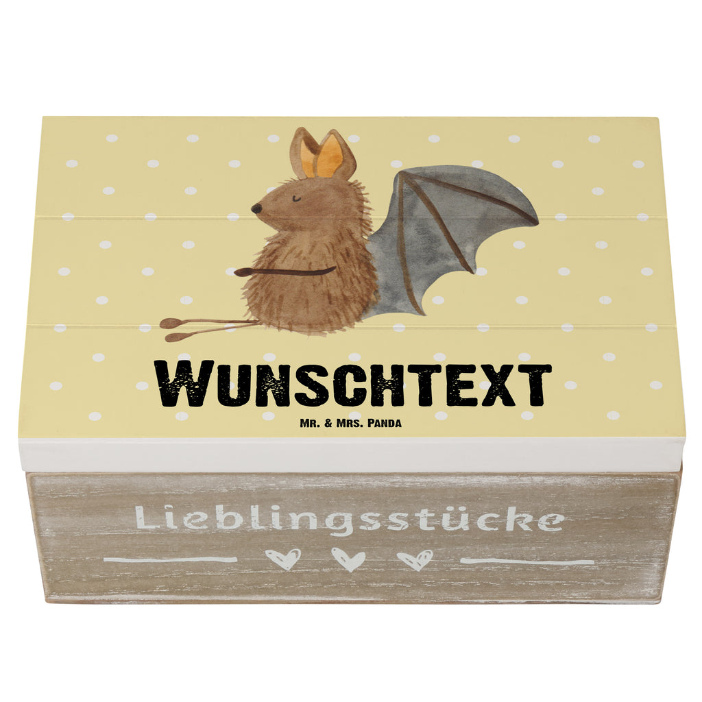 Personalisierte Holzkiste Fledermaus sitzend Holzkiste mit Namen, Kiste mit Namen, Schatzkiste mit Namen, Truhe mit Namen, Schatulle mit Namen, Erinnerungsbox mit Namen, Erinnerungskiste, mit Namen, Dekokiste mit Namen, Aufbewahrungsbox mit Namen, Holzkiste Personalisiert, Kiste Personalisiert, Schatzkiste Personalisiert, Truhe Personalisiert, Schatulle Personalisiert, Erinnerungsbox Personalisiert, Erinnerungskiste Personalisiert, Dekokiste Personalisiert, Aufbewahrungsbox Personalisiert, süße Tiermotive, gute Laune, lustige Sprüche, Tiere, Fledermaus, Fledermäuse, Motivation, entspannen