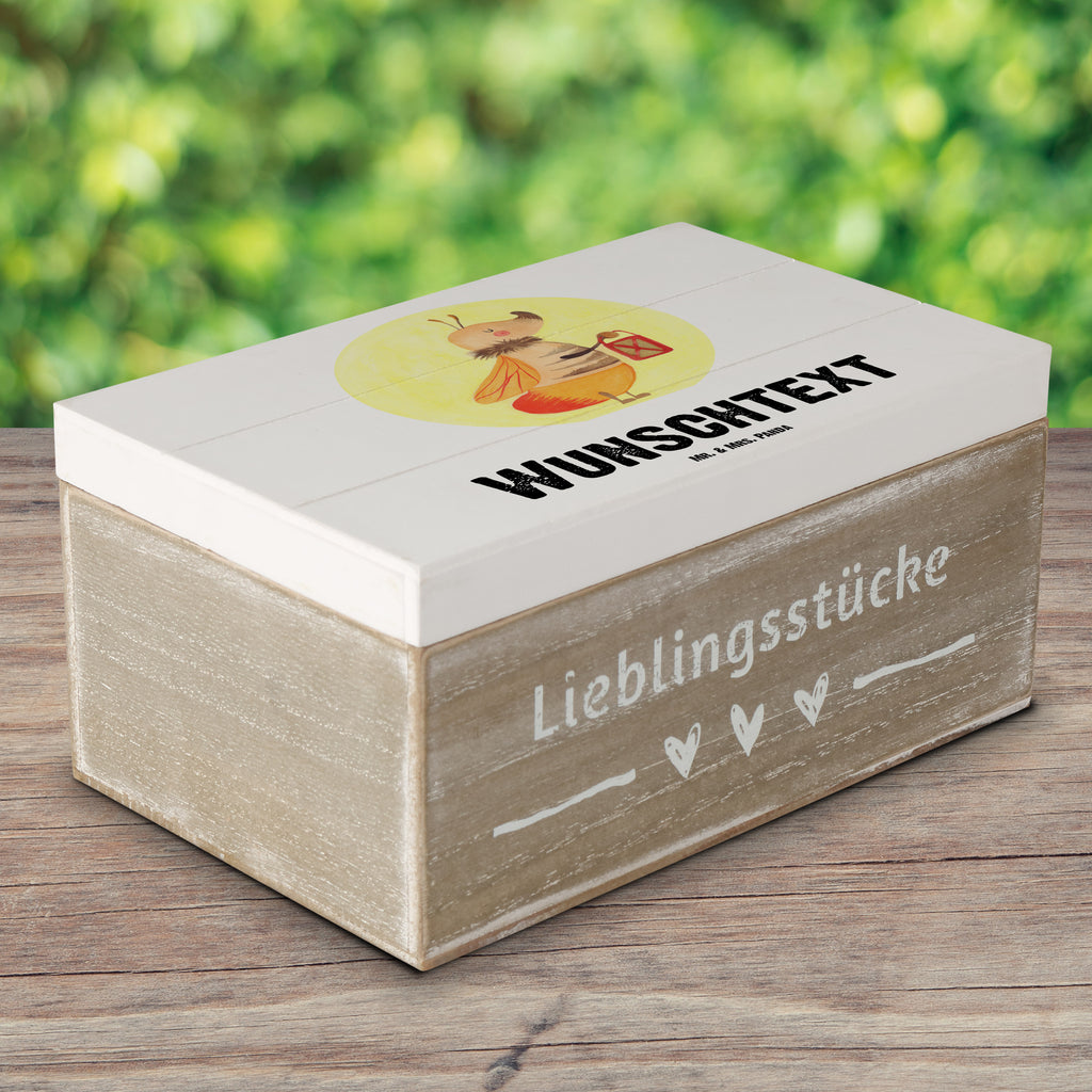 Personalisierte Holzkiste Glühwürmchen Holzkiste mit Namen, Kiste mit Namen, Schatzkiste mit Namen, Truhe mit Namen, Schatulle mit Namen, Erinnerungsbox mit Namen, Erinnerungskiste, mit Namen, Dekokiste mit Namen, Aufbewahrungsbox mit Namen, Holzkiste Personalisiert, Kiste Personalisiert, Schatzkiste Personalisiert, Truhe Personalisiert, Schatulle Personalisiert, Erinnerungsbox Personalisiert, Erinnerungskiste Personalisiert, Dekokiste Personalisiert, Aufbewahrungsbox Personalisiert, süße Tiermotive, gute Laune, lustige Sprüche, Tiere, Glühwürmchen, Glühwurm, Falter, Liebe, Leuchten, magisch, Liebesbeweis, Lieblingsmensch, Verlobung, Heiratsantrag, Jahrestag, Liebesspruch