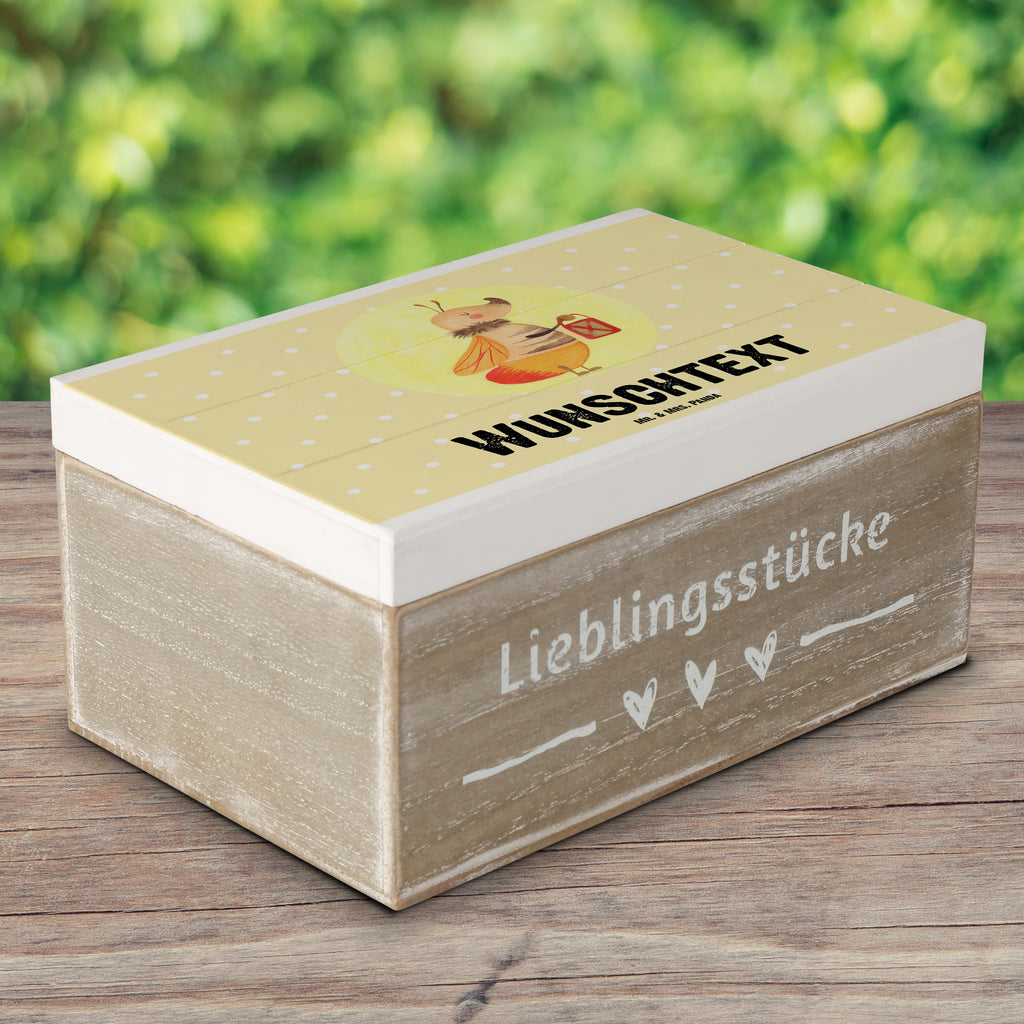 Personalisierte Holzkiste Glühwürmchen Holzkiste mit Namen, Kiste mit Namen, Schatzkiste mit Namen, Truhe mit Namen, Schatulle mit Namen, Erinnerungsbox mit Namen, Erinnerungskiste, mit Namen, Dekokiste mit Namen, Aufbewahrungsbox mit Namen, Holzkiste Personalisiert, Kiste Personalisiert, Schatzkiste Personalisiert, Truhe Personalisiert, Schatulle Personalisiert, Erinnerungsbox Personalisiert, Erinnerungskiste Personalisiert, Dekokiste Personalisiert, Aufbewahrungsbox Personalisiert, süße Tiermotive, gute Laune, lustige Sprüche, Tiere, Glühwürmchen, Glühwurm, Falter, Liebe, Leuchten, magisch, Liebesbeweis, Lieblingsmensch, Verlobung, Heiratsantrag, Jahrestag, Liebesspruch