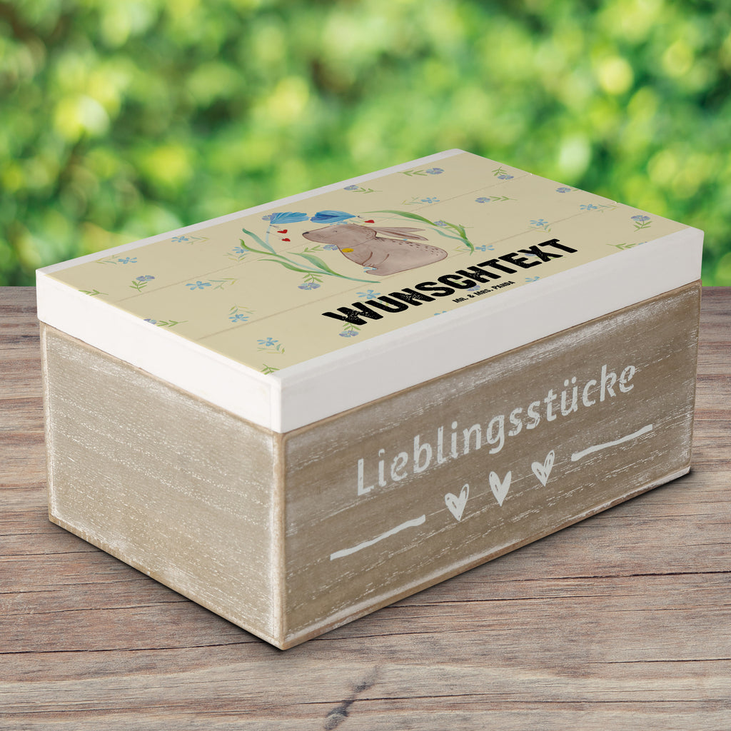 Personalisierte Holzkiste Hase Blume Holzkiste mit Namen, Kiste mit Namen, Schatzkiste mit Namen, Truhe mit Namen, Schatulle mit Namen, Erinnerungsbox mit Namen, Erinnerungskiste, mit Namen, Dekokiste mit Namen, Aufbewahrungsbox mit Namen, Holzkiste Personalisiert, Kiste Personalisiert, Schatzkiste Personalisiert, Truhe Personalisiert, Schatulle Personalisiert, Erinnerungsbox Personalisiert, Erinnerungskiste Personalisiert, Dekokiste Personalisiert, Aufbewahrungsbox Personalisiert, Ostern, Osterhase, Ostergeschenke, Osternest, Osterdeko, Geschenk zu Ostern, Hase, Kaninchen, Kind, Taufe, Taufgeschenk, Geburt, Schwangerschaft, erstes Kind, Kindergeburtstag, Geburtstag, Hoffnung, Träume