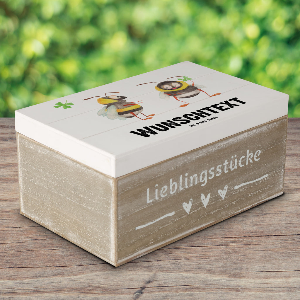 Personalisierte Holzkiste Hummeln mit Kleeblatt Holzkiste mit Namen, Kiste mit Namen, Schatzkiste mit Namen, Truhe mit Namen, Schatulle mit Namen, Erinnerungsbox mit Namen, Erinnerungskiste, mit Namen, Dekokiste mit Namen, Aufbewahrungsbox mit Namen, Holzkiste Personalisiert, Kiste Personalisiert, Schatzkiste Personalisiert, Truhe Personalisiert, Schatulle Personalisiert, Erinnerungsbox Personalisiert, Erinnerungskiste Personalisiert, Dekokiste Personalisiert, Aufbewahrungsbox Personalisiert, süße Tiermotive, gute Laune, lustige Sprüche, Tiere, Hummel, Biene, Spruch positiv, Biene Deko, Spruch schön, glücklich sein, glücklich werden, Spruch fröhlich