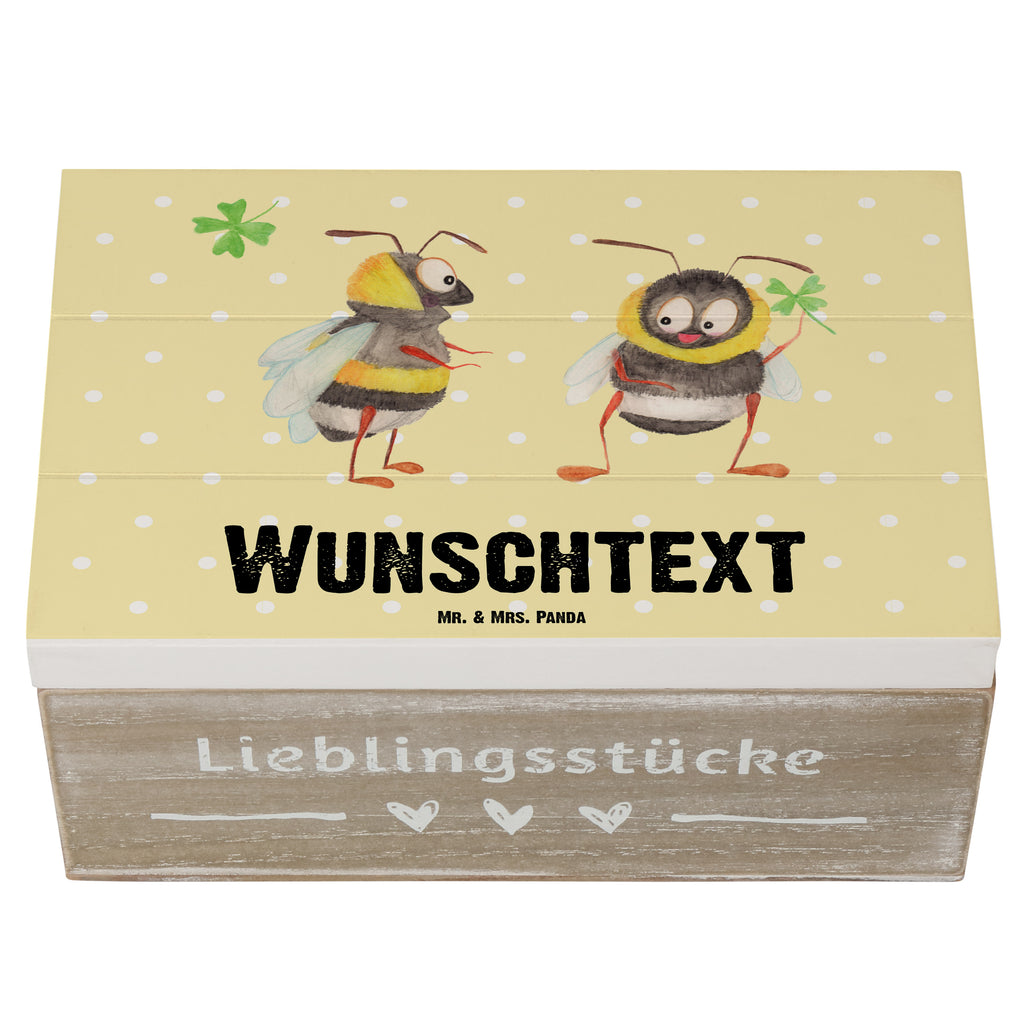 Personalisierte Holzkiste Hummeln mit Kleeblatt Holzkiste mit Namen, Kiste mit Namen, Schatzkiste mit Namen, Truhe mit Namen, Schatulle mit Namen, Erinnerungsbox mit Namen, Erinnerungskiste, mit Namen, Dekokiste mit Namen, Aufbewahrungsbox mit Namen, Holzkiste Personalisiert, Kiste Personalisiert, Schatzkiste Personalisiert, Truhe Personalisiert, Schatulle Personalisiert, Erinnerungsbox Personalisiert, Erinnerungskiste Personalisiert, Dekokiste Personalisiert, Aufbewahrungsbox Personalisiert, süße Tiermotive, gute Laune, lustige Sprüche, Tiere, Hummel, Biene, Spruch positiv, Biene Deko, Spruch schön, glücklich sein, glücklich werden, Spruch fröhlich