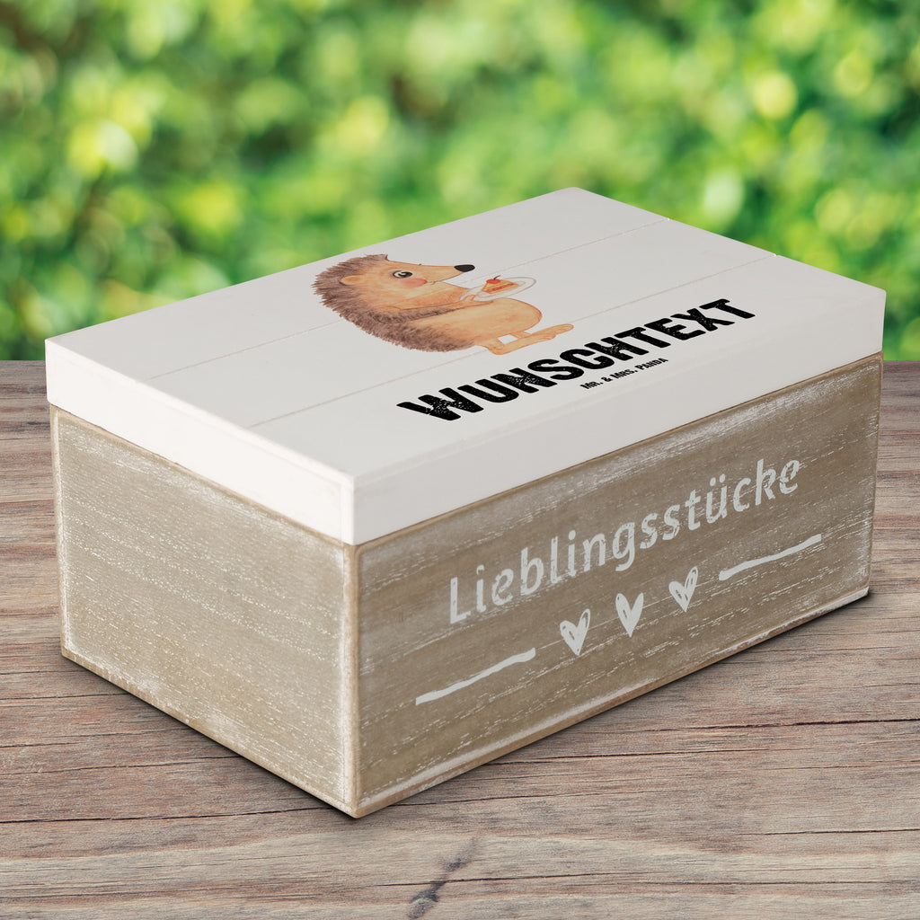 Personalisierte Holzkiste Igel mit Kuchenstück Holzkiste mit Namen, Kiste mit Namen, Schatzkiste mit Namen, Truhe mit Namen, Schatulle mit Namen, Erinnerungsbox mit Namen, Erinnerungskiste, mit Namen, Dekokiste mit Namen, Aufbewahrungsbox mit Namen, Holzkiste Personalisiert, Kiste Personalisiert, Schatzkiste Personalisiert, Truhe Personalisiert, Schatulle Personalisiert, Erinnerungsbox Personalisiert, Erinnerungskiste Personalisiert, Dekokiste Personalisiert, Aufbewahrungsbox Personalisiert, süße Tiermotive, gute Laune, lustige Sprüche, Tiere, Igel, Essen Spruch, Kuchen, Backen Geschenk, Kuchen backen, Einladung Party, Geburtstagskuchen, Torte