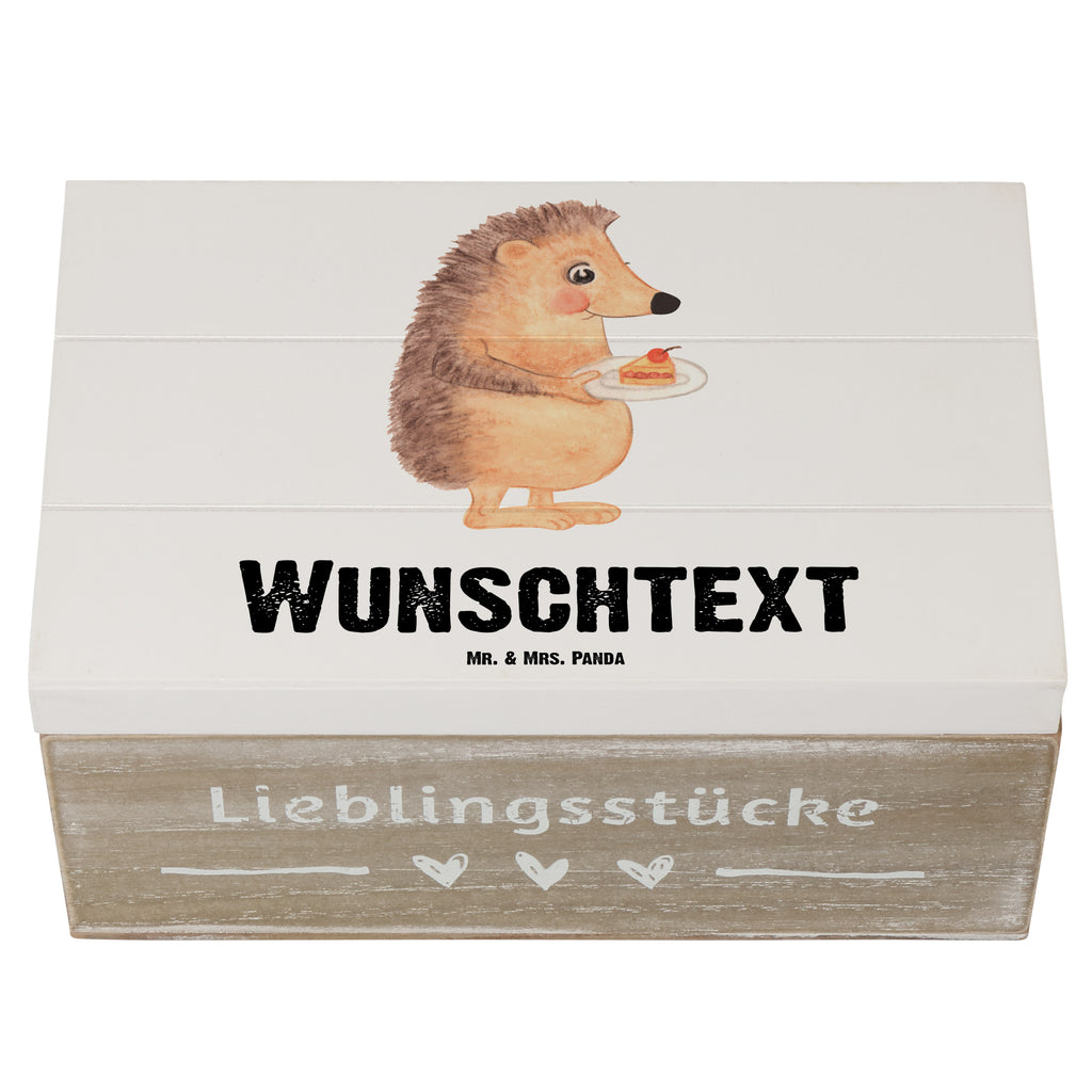 Personalisierte Holzkiste Igel mit Kuchenstück Holzkiste mit Namen, Kiste mit Namen, Schatzkiste mit Namen, Truhe mit Namen, Schatulle mit Namen, Erinnerungsbox mit Namen, Erinnerungskiste, mit Namen, Dekokiste mit Namen, Aufbewahrungsbox mit Namen, Holzkiste Personalisiert, Kiste Personalisiert, Schatzkiste Personalisiert, Truhe Personalisiert, Schatulle Personalisiert, Erinnerungsbox Personalisiert, Erinnerungskiste Personalisiert, Dekokiste Personalisiert, Aufbewahrungsbox Personalisiert, süße Tiermotive, gute Laune, lustige Sprüche, Tiere, Igel, Essen Spruch, Kuchen, Backen Geschenk, Kuchen backen, Einladung Party, Geburtstagskuchen, Torte
