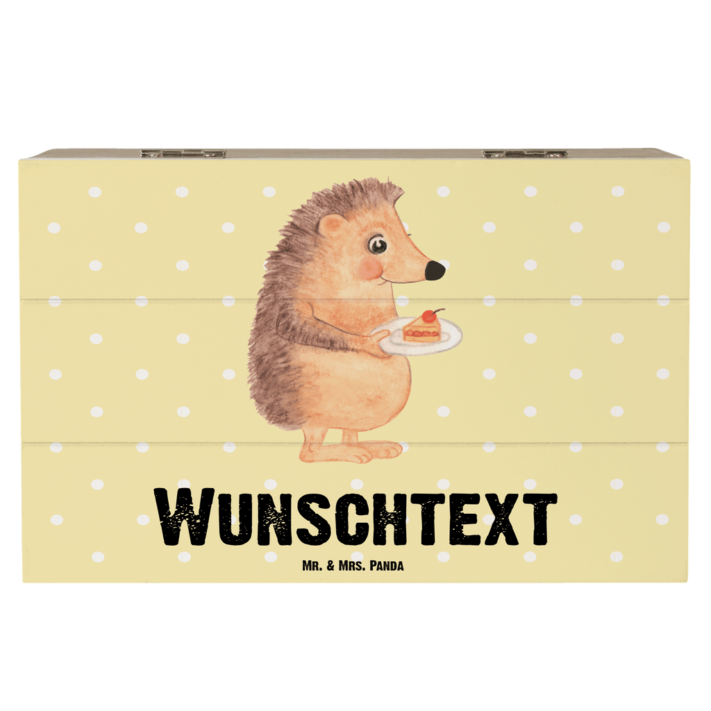 Personalisierte Holzkiste Igel mit Kuchenstück Holzkiste mit Namen, Kiste mit Namen, Schatzkiste mit Namen, Truhe mit Namen, Schatulle mit Namen, Erinnerungsbox mit Namen, Erinnerungskiste, mit Namen, Dekokiste mit Namen, Aufbewahrungsbox mit Namen, Holzkiste Personalisiert, Kiste Personalisiert, Schatzkiste Personalisiert, Truhe Personalisiert, Schatulle Personalisiert, Erinnerungsbox Personalisiert, Erinnerungskiste Personalisiert, Dekokiste Personalisiert, Aufbewahrungsbox Personalisiert, süße Tiermotive, gute Laune, lustige Sprüche, Tiere, Igel, Essen Spruch, Kuchen, Backen Geschenk, Kuchen backen, Einladung Party, Geburtstagskuchen, Torte