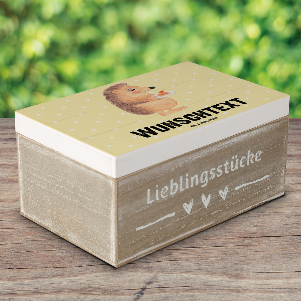 Personalisierte Holzkiste Igel mit Kuchenstück Holzkiste mit Namen, Kiste mit Namen, Schatzkiste mit Namen, Truhe mit Namen, Schatulle mit Namen, Erinnerungsbox mit Namen, Erinnerungskiste, mit Namen, Dekokiste mit Namen, Aufbewahrungsbox mit Namen, Holzkiste Personalisiert, Kiste Personalisiert, Schatzkiste Personalisiert, Truhe Personalisiert, Schatulle Personalisiert, Erinnerungsbox Personalisiert, Erinnerungskiste Personalisiert, Dekokiste Personalisiert, Aufbewahrungsbox Personalisiert, süße Tiermotive, gute Laune, lustige Sprüche, Tiere, Igel, Essen Spruch, Kuchen, Backen Geschenk, Kuchen backen, Einladung Party, Geburtstagskuchen, Torte