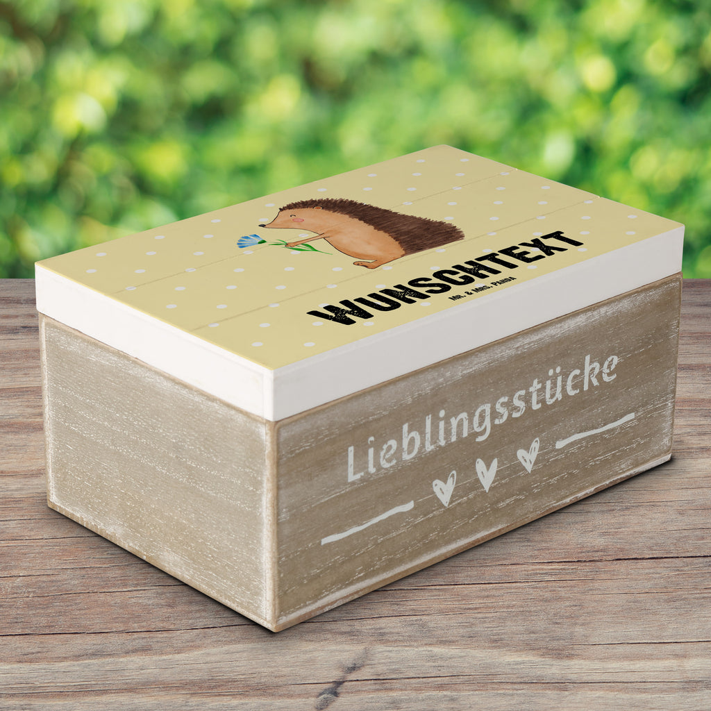 Personalisierte Holzkiste Igel mit Blume Holzkiste mit Namen, Kiste mit Namen, Schatzkiste mit Namen, Truhe mit Namen, Schatulle mit Namen, Erinnerungsbox mit Namen, Erinnerungskiste, mit Namen, Dekokiste mit Namen, Aufbewahrungsbox mit Namen, Holzkiste Personalisiert, Kiste Personalisiert, Schatzkiste Personalisiert, Truhe Personalisiert, Schatulle Personalisiert, Erinnerungsbox Personalisiert, Erinnerungskiste Personalisiert, Dekokiste Personalisiert, Aufbewahrungsbox Personalisiert, süße Tiermotive, gute Laune, lustige Sprüche, Tiere, Igel, Gute Besserung, Genesungswünsche, Krankheit, Krankenhaus, krank, Besuch