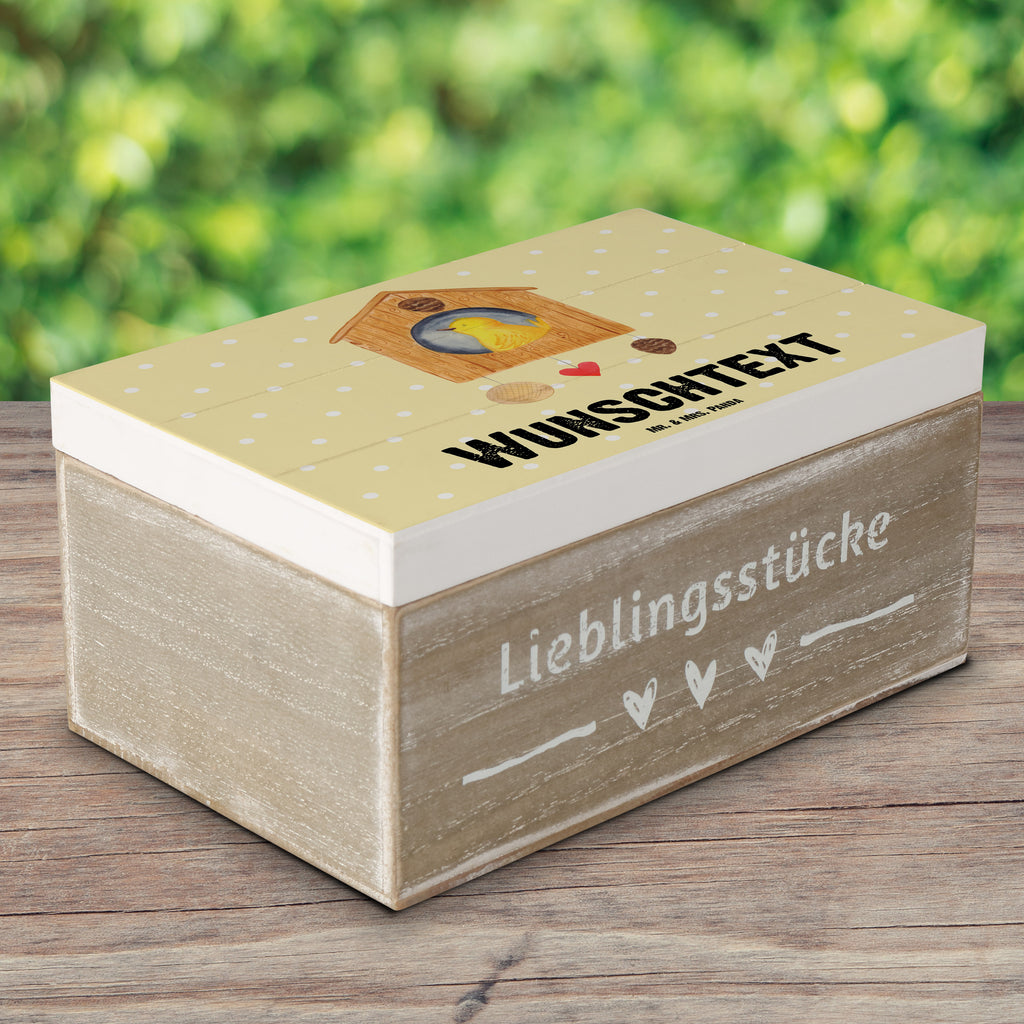 Personalisierte Holzkiste Vogelhaus sweet Home Holzkiste mit Namen, Kiste mit Namen, Schatzkiste mit Namen, Truhe mit Namen, Schatulle mit Namen, Erinnerungsbox mit Namen, Erinnerungskiste, mit Namen, Dekokiste mit Namen, Aufbewahrungsbox mit Namen, Holzkiste Personalisiert, Kiste Personalisiert, Schatzkiste Personalisiert, Truhe Personalisiert, Schatulle Personalisiert, Erinnerungsbox Personalisiert, Erinnerungskiste Personalisiert, Dekokiste Personalisiert, Aufbewahrungsbox Personalisiert, süße Tiermotive, gute Laune, lustige Sprüche, Tiere, Vogelhaus, Vogel, Home sweet Home, Einzug, Umzug, Geschenk, Einzugsgeschenk, Hausbau, Haus