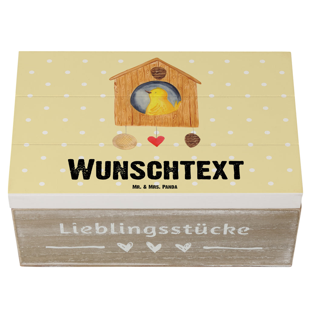 Personalisierte Holzkiste Vogelhaus sweet Home Holzkiste mit Namen, Kiste mit Namen, Schatzkiste mit Namen, Truhe mit Namen, Schatulle mit Namen, Erinnerungsbox mit Namen, Erinnerungskiste, mit Namen, Dekokiste mit Namen, Aufbewahrungsbox mit Namen, Holzkiste Personalisiert, Kiste Personalisiert, Schatzkiste Personalisiert, Truhe Personalisiert, Schatulle Personalisiert, Erinnerungsbox Personalisiert, Erinnerungskiste Personalisiert, Dekokiste Personalisiert, Aufbewahrungsbox Personalisiert, süße Tiermotive, gute Laune, lustige Sprüche, Tiere, Vogelhaus, Vogel, Home sweet Home, Einzug, Umzug, Geschenk, Einzugsgeschenk, Hausbau, Haus