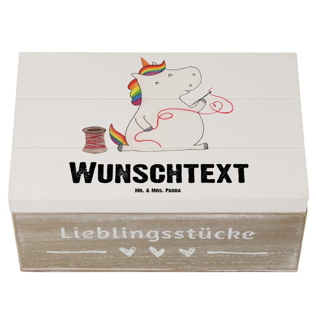 Personalisierte Holzkiste Einhorn Näherin Holzkiste mit Namen, Kiste mit Namen, Schatzkiste mit Namen, Truhe mit Namen, Schatulle mit Namen, Erinnerungsbox mit Namen, Erinnerungskiste, mit Namen, Dekokiste mit Namen, Aufbewahrungsbox mit Namen, Holzkiste Personalisiert, Kiste Personalisiert, Schatzkiste Personalisiert, Truhe Personalisiert, Schatulle Personalisiert, Erinnerungsbox Personalisiert, Erinnerungskiste Personalisiert, Dekokiste Personalisiert, Aufbewahrungsbox Personalisiert, Einhorn, Einhörner, Einhorn Deko, Pegasus, Unicorn, Näherin, nähen, Mädchen, Freundin, Häkeln, Stricken, basteln, Nähzimmer