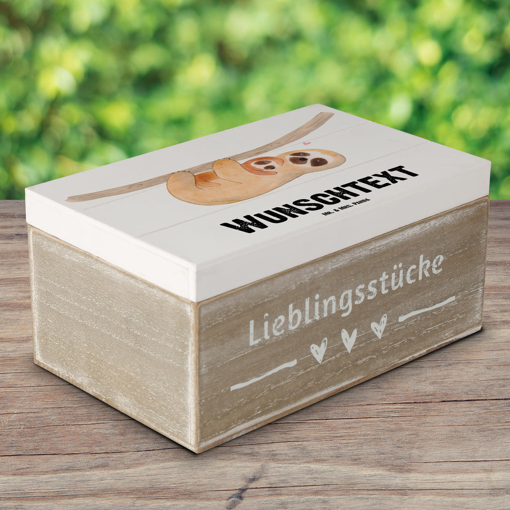 Personalisierte Holzkiste Faultier mit Kind Holzkiste mit Namen, Kiste mit Namen, Schatzkiste mit Namen, Truhe mit Namen, Schatulle mit Namen, Erinnerungsbox mit Namen, Erinnerungskiste, mit Namen, Dekokiste mit Namen, Aufbewahrungsbox mit Namen, Holzkiste Personalisiert, Kiste Personalisiert, Schatzkiste Personalisiert, Truhe Personalisiert, Schatulle Personalisiert, Erinnerungsbox Personalisiert, Erinnerungskiste Personalisiert, Dekokiste Personalisiert, Aufbewahrungsbox Personalisiert, Faultier, Faultier Geschenk, Faultier Deko, Kind, Baby, Liebe, Mutter, Mama, Geburt, Kinder, Faulheit, Spaß, Niedlichkeit