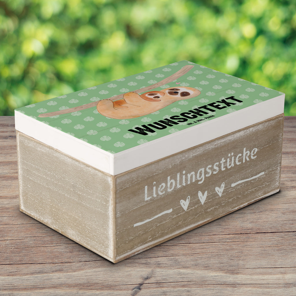 Personalisierte Holzkiste Faultier mit Kind Holzkiste mit Namen, Kiste mit Namen, Schatzkiste mit Namen, Truhe mit Namen, Schatulle mit Namen, Erinnerungsbox mit Namen, Erinnerungskiste, mit Namen, Dekokiste mit Namen, Aufbewahrungsbox mit Namen, Holzkiste Personalisiert, Kiste Personalisiert, Schatzkiste Personalisiert, Truhe Personalisiert, Schatulle Personalisiert, Erinnerungsbox Personalisiert, Erinnerungskiste Personalisiert, Dekokiste Personalisiert, Aufbewahrungsbox Personalisiert, Faultier, Faultier Geschenk, Faultier Deko, Kind, Baby, Liebe, Mutter, Mama, Geburt, Kinder, Faulheit, Spaß, Niedlichkeit