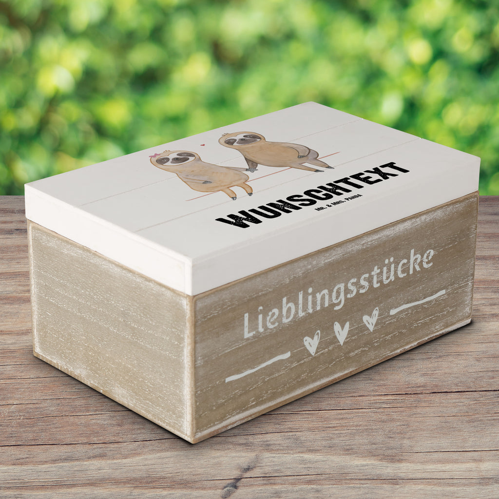 Personalisierte Holzkiste Faultier Pärchen Holzkiste mit Namen, Kiste mit Namen, Schatzkiste mit Namen, Truhe mit Namen, Schatulle mit Namen, Erinnerungsbox mit Namen, Erinnerungskiste, mit Namen, Dekokiste mit Namen, Aufbewahrungsbox mit Namen, Holzkiste Personalisiert, Kiste Personalisiert, Schatzkiste Personalisiert, Truhe Personalisiert, Schatulle Personalisiert, Erinnerungsbox Personalisiert, Erinnerungskiste Personalisiert, Dekokiste Personalisiert, Aufbewahrungsbox Personalisiert, Faultier, Faultier Geschenk, Faultier Deko, Faultiere, faul, Lieblingstier, Liebe, Liebespaar, Faultierliebe, Faultierpärchen, verliebt, verlobt, gemeinsam, relaxen, Pärchen, Beziehung, Langsamkeit