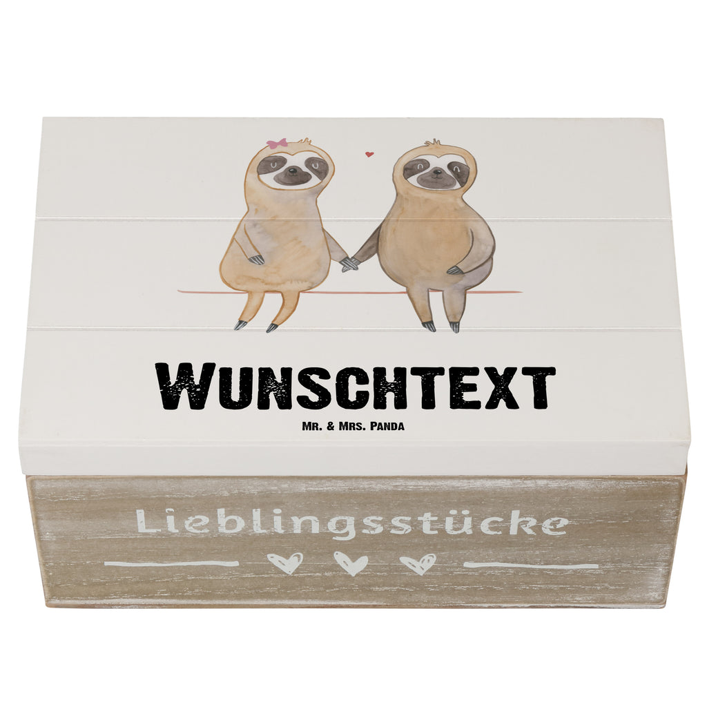 Personalisierte Holzkiste Faultier Pärchen Holzkiste mit Namen, Kiste mit Namen, Schatzkiste mit Namen, Truhe mit Namen, Schatulle mit Namen, Erinnerungsbox mit Namen, Erinnerungskiste, mit Namen, Dekokiste mit Namen, Aufbewahrungsbox mit Namen, Holzkiste Personalisiert, Kiste Personalisiert, Schatzkiste Personalisiert, Truhe Personalisiert, Schatulle Personalisiert, Erinnerungsbox Personalisiert, Erinnerungskiste Personalisiert, Dekokiste Personalisiert, Aufbewahrungsbox Personalisiert, Faultier, Faultier Geschenk, Faultier Deko, Faultiere, faul, Lieblingstier, Liebe, Liebespaar, Faultierliebe, Faultierpärchen, verliebt, verlobt, gemeinsam, relaxen, Pärchen, Beziehung, Langsamkeit