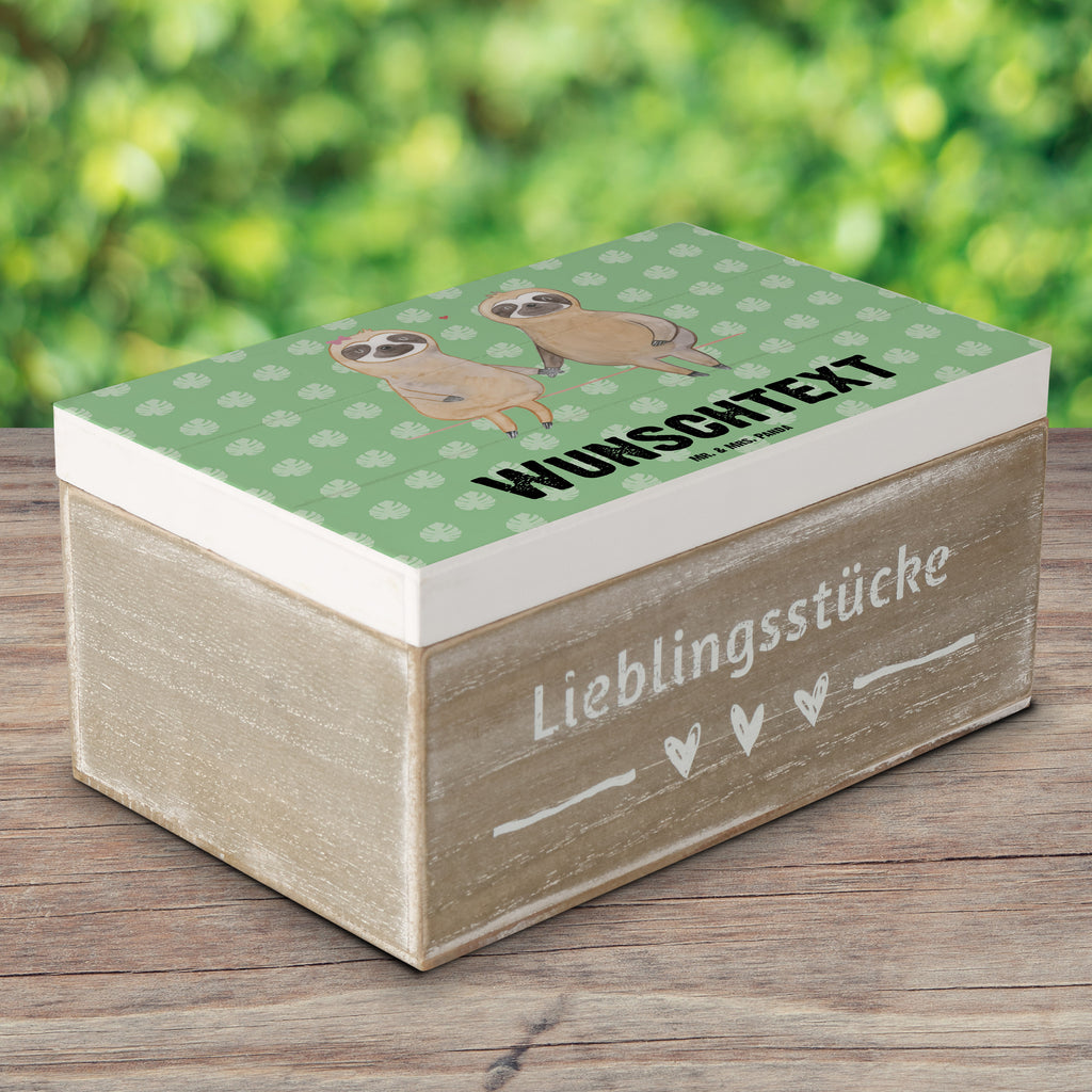 Personalisierte Holzkiste Faultier Pärchen Holzkiste mit Namen, Kiste mit Namen, Schatzkiste mit Namen, Truhe mit Namen, Schatulle mit Namen, Erinnerungsbox mit Namen, Erinnerungskiste, mit Namen, Dekokiste mit Namen, Aufbewahrungsbox mit Namen, Holzkiste Personalisiert, Kiste Personalisiert, Schatzkiste Personalisiert, Truhe Personalisiert, Schatulle Personalisiert, Erinnerungsbox Personalisiert, Erinnerungskiste Personalisiert, Dekokiste Personalisiert, Aufbewahrungsbox Personalisiert, Faultier, Faultier Geschenk, Faultier Deko, Faultiere, faul, Lieblingstier, Liebe, Liebespaar, Faultierliebe, Faultierpärchen, verliebt, verlobt, gemeinsam, relaxen, Pärchen, Beziehung, Langsamkeit