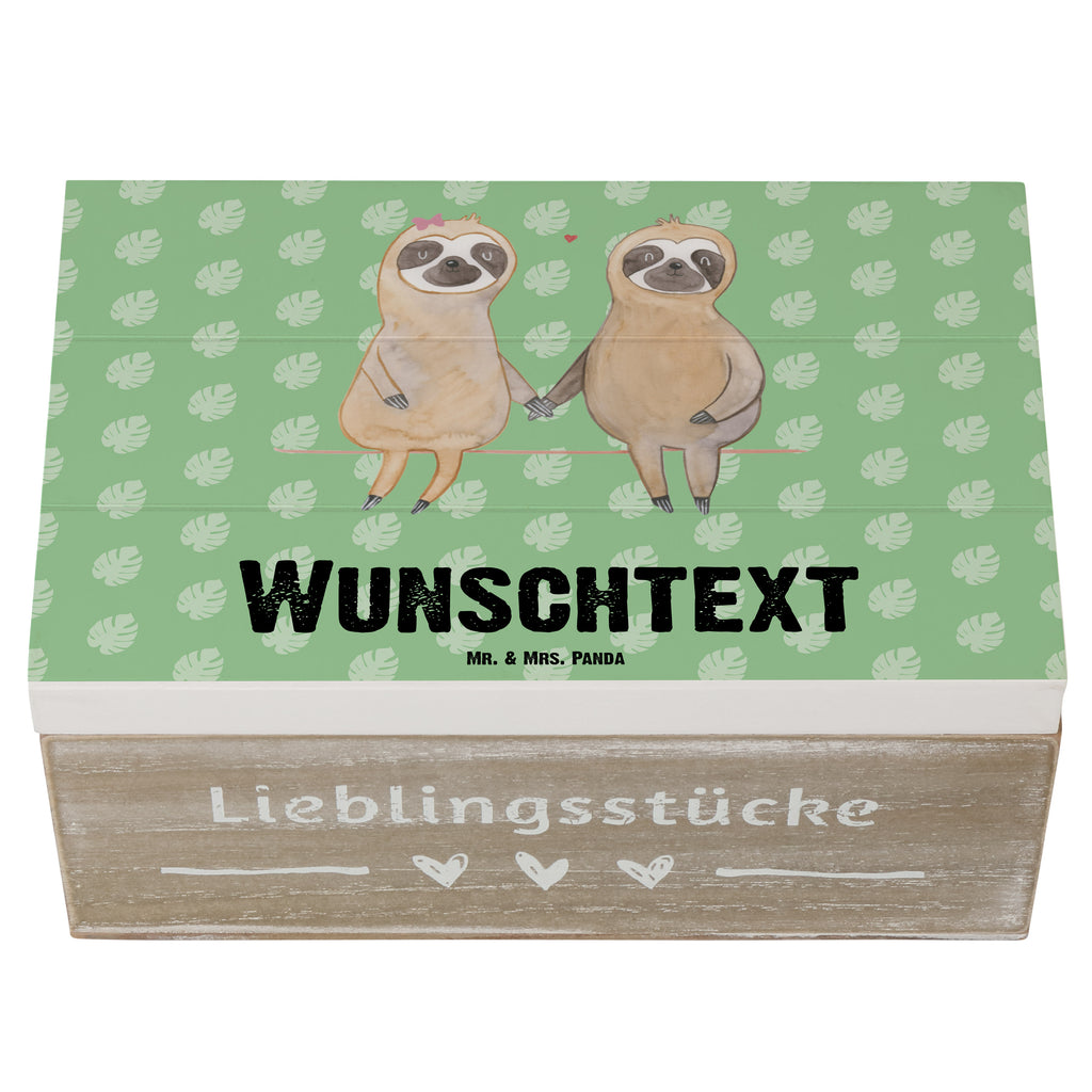 Personalisierte Holzkiste Faultier Pärchen Holzkiste mit Namen, Kiste mit Namen, Schatzkiste mit Namen, Truhe mit Namen, Schatulle mit Namen, Erinnerungsbox mit Namen, Erinnerungskiste, mit Namen, Dekokiste mit Namen, Aufbewahrungsbox mit Namen, Holzkiste Personalisiert, Kiste Personalisiert, Schatzkiste Personalisiert, Truhe Personalisiert, Schatulle Personalisiert, Erinnerungsbox Personalisiert, Erinnerungskiste Personalisiert, Dekokiste Personalisiert, Aufbewahrungsbox Personalisiert, Faultier, Faultier Geschenk, Faultier Deko, Faultiere, faul, Lieblingstier, Liebe, Liebespaar, Faultierliebe, Faultierpärchen, verliebt, verlobt, gemeinsam, relaxen, Pärchen, Beziehung, Langsamkeit