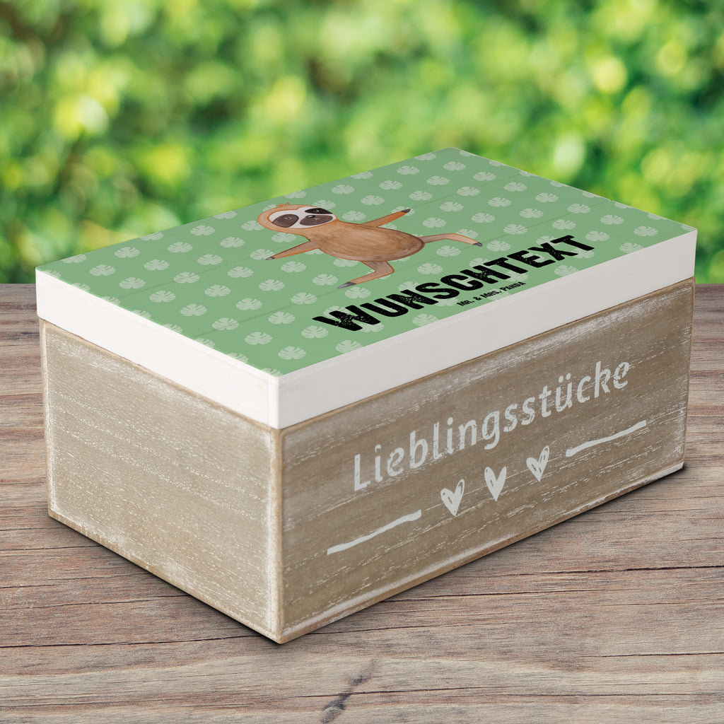 Personalisierte Holzkiste Faultier  Yoga Holzkiste mit Namen, Kiste mit Namen, Schatzkiste mit Namen, Truhe mit Namen, Schatulle mit Namen, Erinnerungsbox mit Namen, Erinnerungskiste, mit Namen, Dekokiste mit Namen, Aufbewahrungsbox mit Namen, Holzkiste Personalisiert, Kiste Personalisiert, Schatzkiste Personalisiert, Truhe Personalisiert, Schatulle Personalisiert, Erinnerungsbox Personalisiert, Erinnerungskiste Personalisiert, Dekokiste Personalisiert, Aufbewahrungsbox Personalisiert, Faultier, Faultier Geschenk, Faultier Deko, Faultiere, faul, Lieblingstier, Yoga, Namaste, Krieger, Yogaübungen, Meditation, Atmung, Gelassenheit, Entspannung
