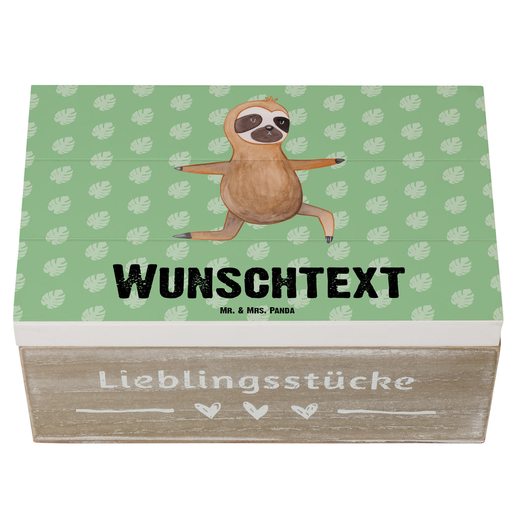 Personalisierte Holzkiste Faultier  Yoga Holzkiste mit Namen, Kiste mit Namen, Schatzkiste mit Namen, Truhe mit Namen, Schatulle mit Namen, Erinnerungsbox mit Namen, Erinnerungskiste, mit Namen, Dekokiste mit Namen, Aufbewahrungsbox mit Namen, Holzkiste Personalisiert, Kiste Personalisiert, Schatzkiste Personalisiert, Truhe Personalisiert, Schatulle Personalisiert, Erinnerungsbox Personalisiert, Erinnerungskiste Personalisiert, Dekokiste Personalisiert, Aufbewahrungsbox Personalisiert, Faultier, Faultier Geschenk, Faultier Deko, Faultiere, faul, Lieblingstier, Yoga, Namaste, Krieger, Yogaübungen, Meditation, Atmung, Gelassenheit, Entspannung
