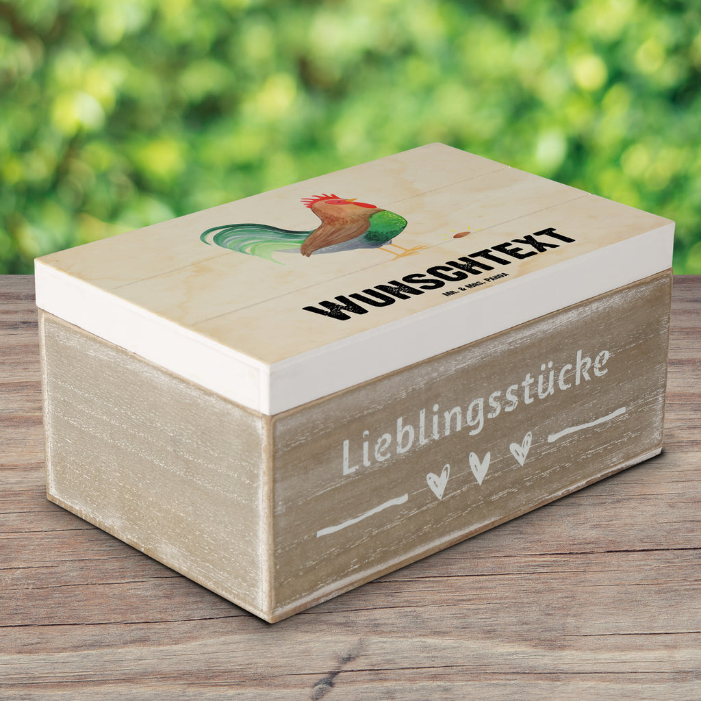 Personalisierte Holzkiste Hahn mit Korn Holzkiste mit Namen, Kiste mit Namen, Schatzkiste mit Namen, Truhe mit Namen, Schatulle mit Namen, Erinnerungsbox mit Namen, Erinnerungskiste, mit Namen, Dekokiste mit Namen, Aufbewahrungsbox mit Namen, Holzkiste Personalisiert, Kiste Personalisiert, Schatzkiste Personalisiert, Truhe Personalisiert, Schatulle Personalisiert, Erinnerungsbox Personalisiert, Erinnerungskiste Personalisiert, Dekokiste Personalisiert, Aufbewahrungsbox Personalisiert, Bauernhof, Hoftiere, Landwirt, Landwirtin, Hahn, Korn, Henne, Eier, Natur