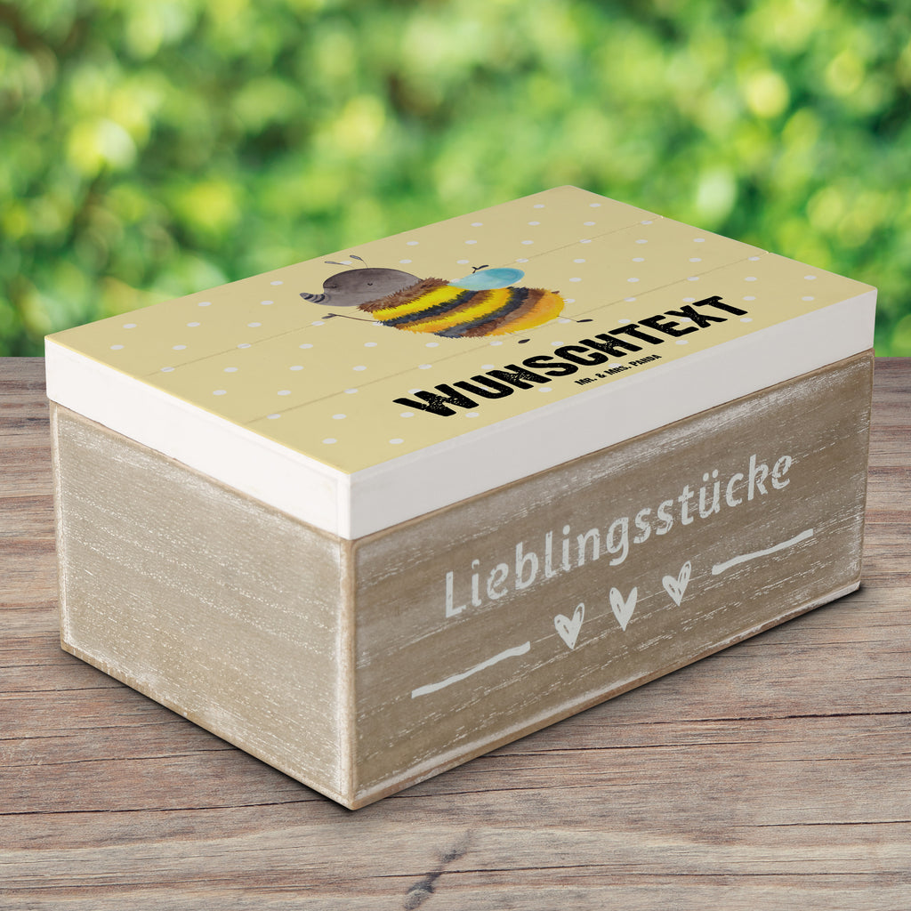 Personalisierte Holzkiste Hummel flauschig Holzkiste mit Namen, Kiste mit Namen, Schatzkiste mit Namen, Truhe mit Namen, Schatulle mit Namen, Erinnerungsbox mit Namen, Erinnerungskiste, mit Namen, Dekokiste mit Namen, Aufbewahrungsbox mit Namen, Holzkiste Personalisiert, Kiste Personalisiert, Schatzkiste Personalisiert, Truhe Personalisiert, Schatulle Personalisiert, Erinnerungsbox Personalisiert, Erinnerungskiste Personalisiert, Dekokiste Personalisiert, Aufbewahrungsbox Personalisiert, süße Tiermotive, gute Laune, lustige Sprüche, Tiere, Hummel, Flauschig, Biene, Blume, Natur